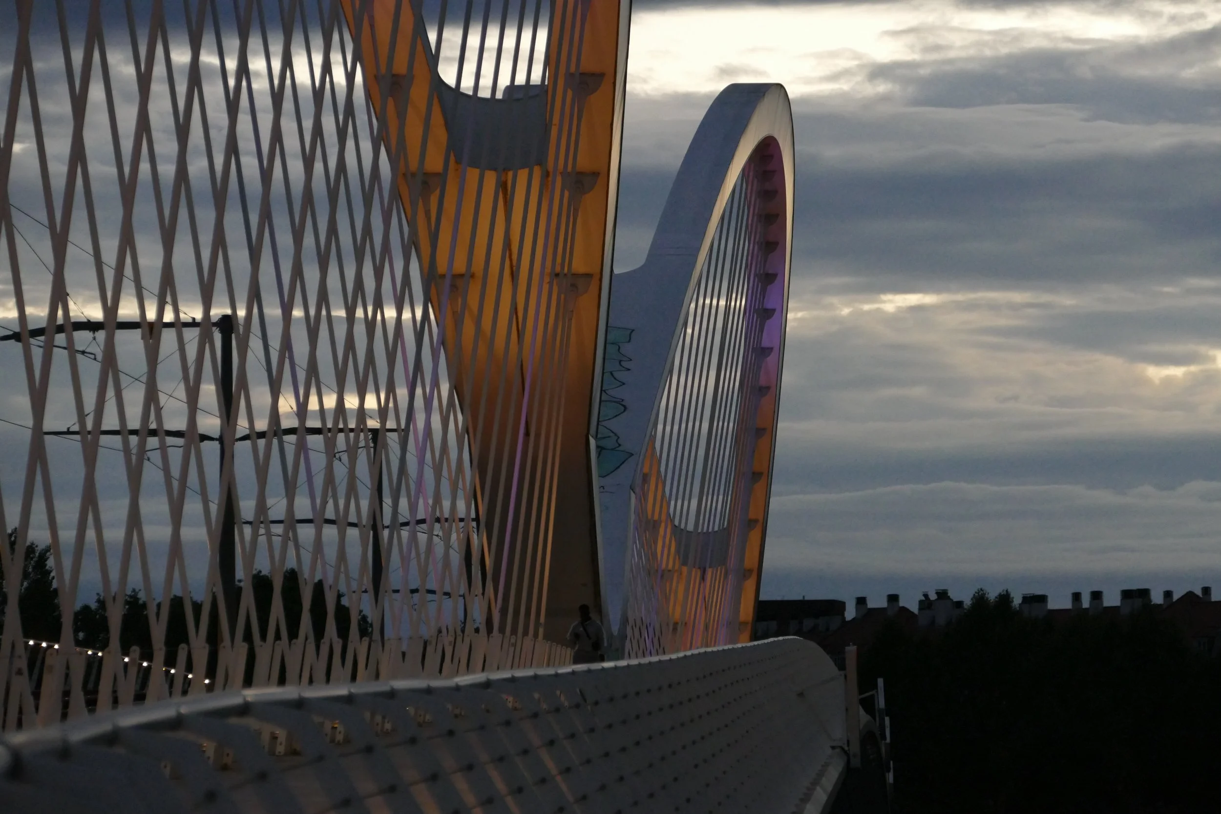 Photographie architecturale de Strasbourg au crépuscule montrant une structure métallique contemporaine aux surfaces colorées.