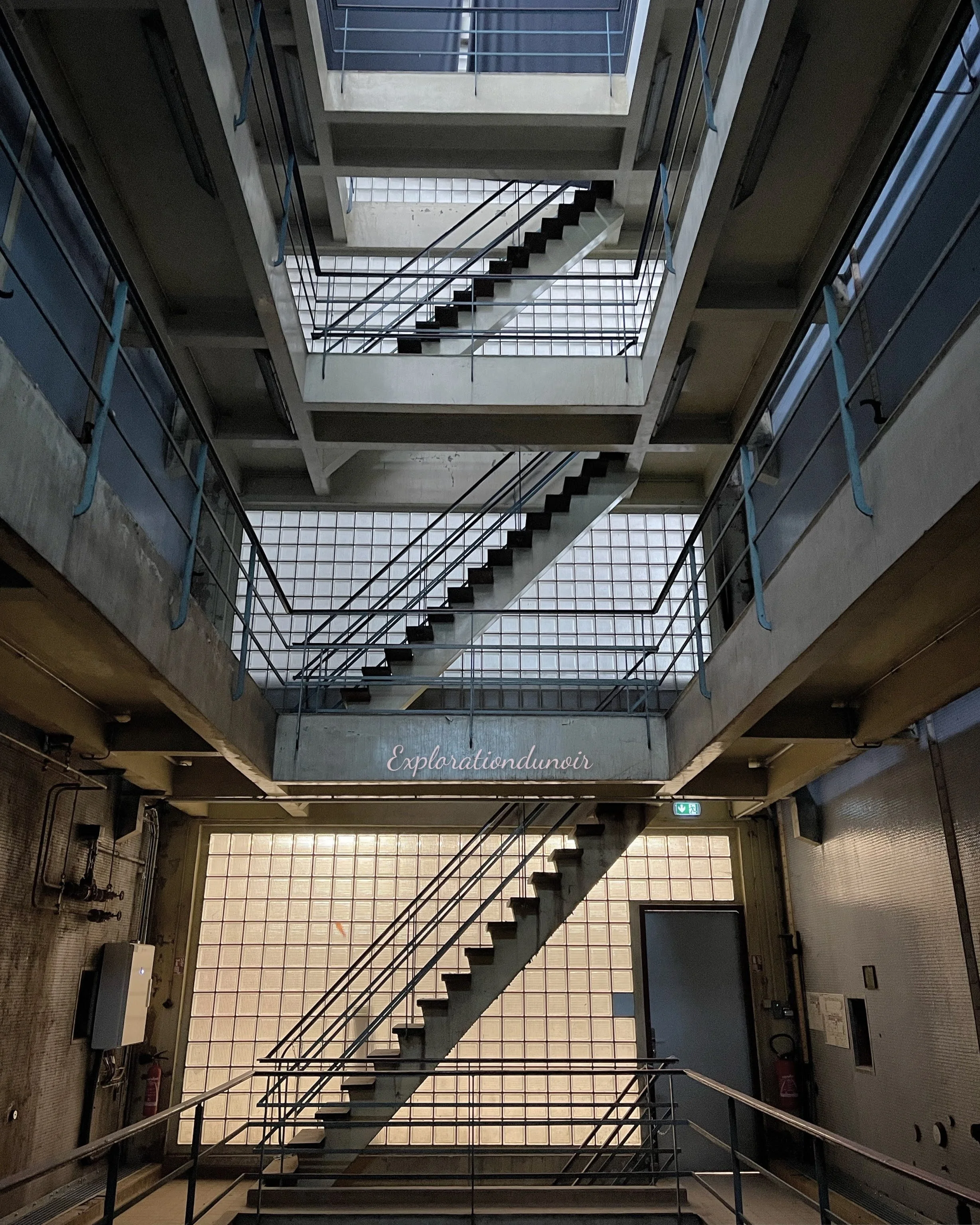 Intérieur d’un bâtiment abandonné avec escaliers métalliques