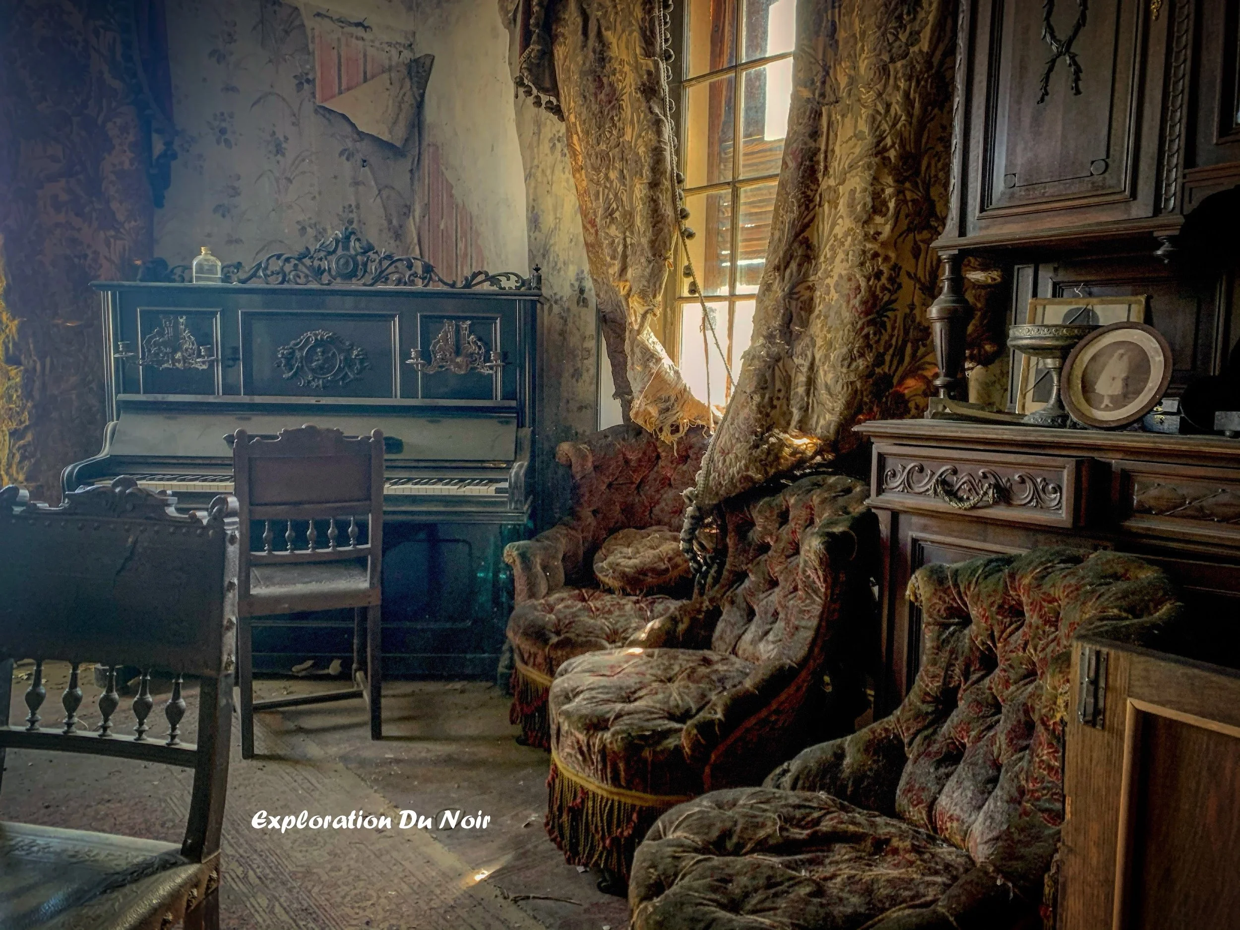 Pièce ancienne avec mobilier vintage, canapé et piano noir