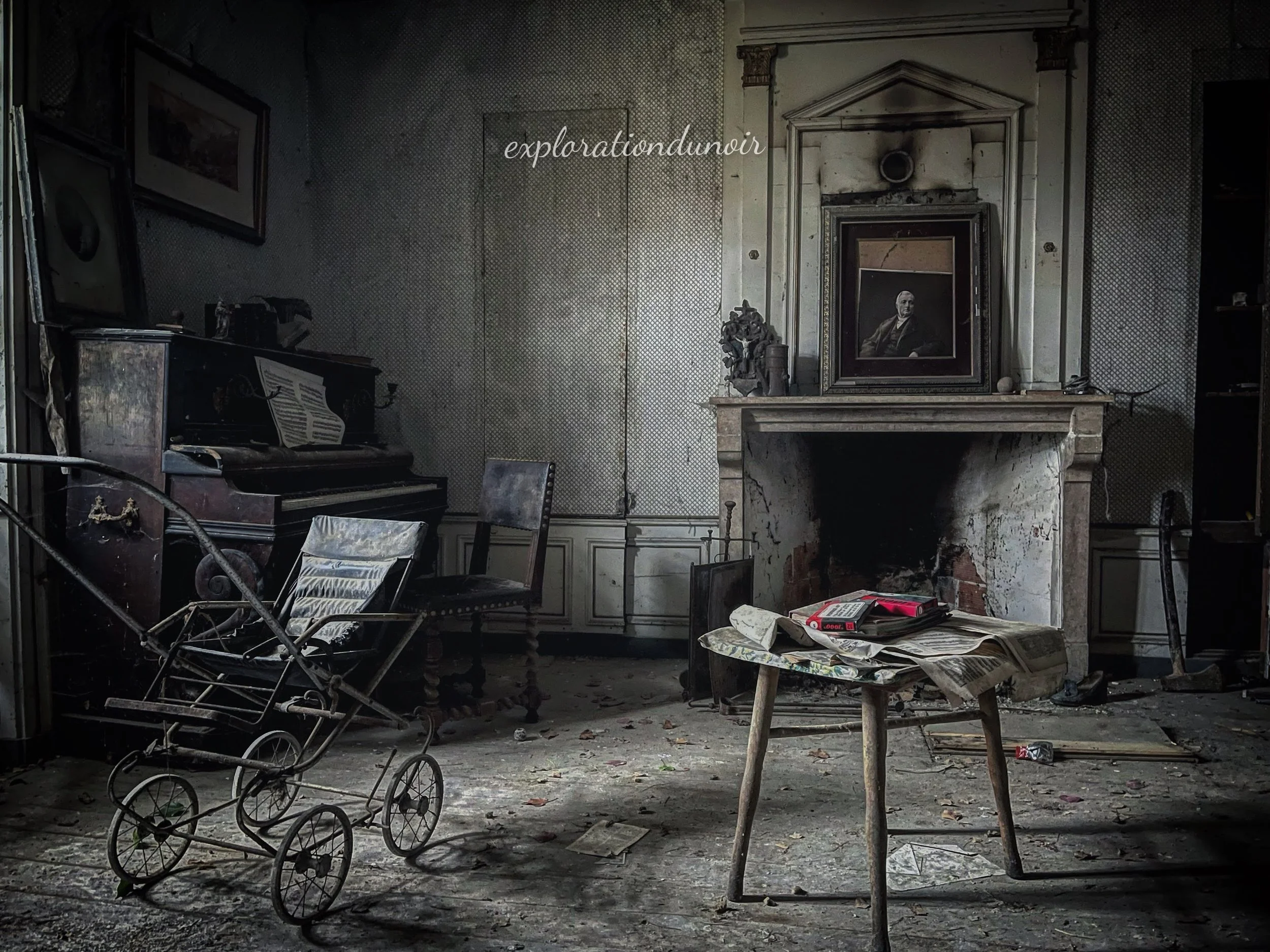 Intérieur abandonné avec cheminée, piano endommagé et mobilier ancien