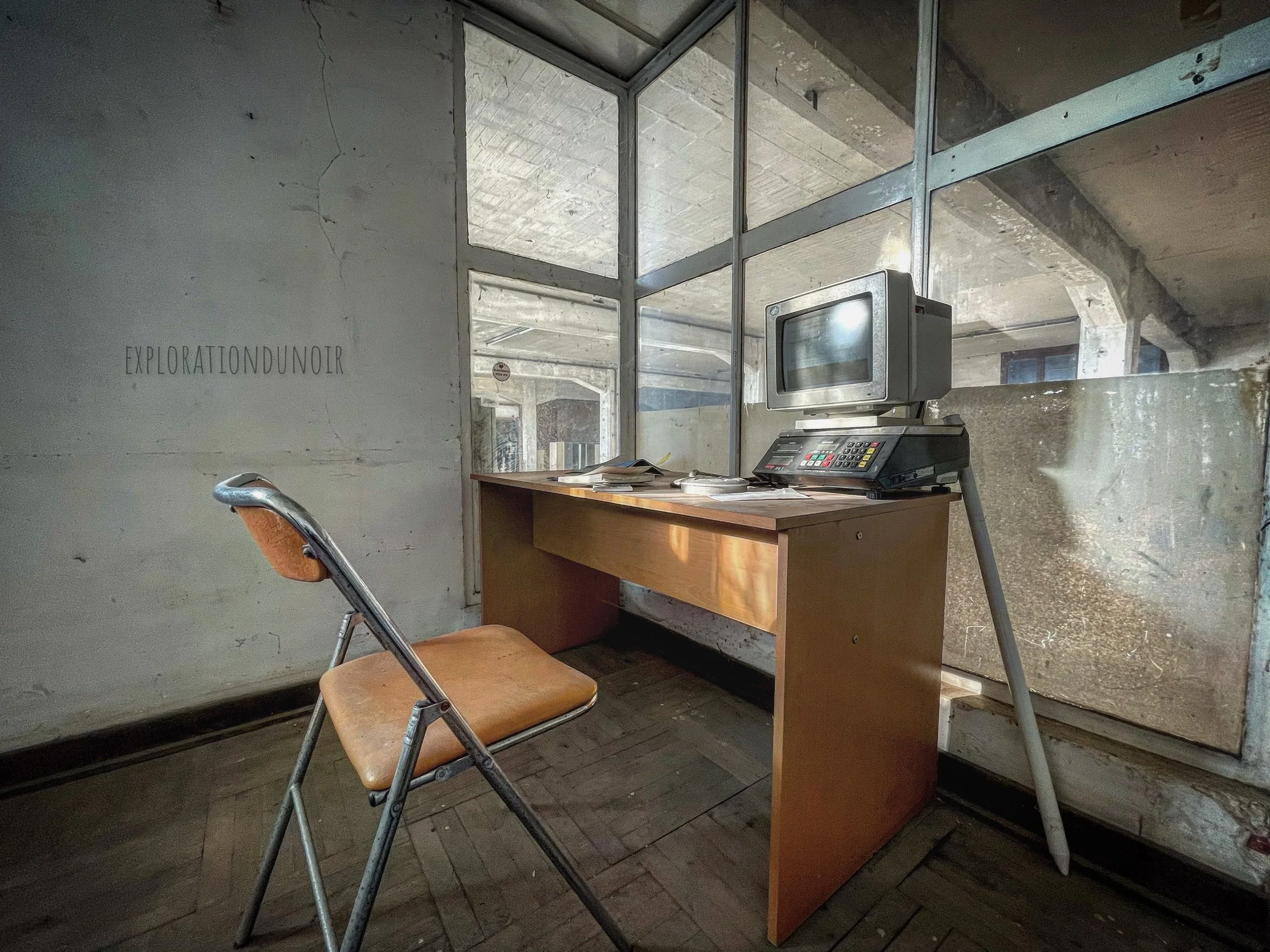 Pièce abandonnée avec mobilier ancien, télévision et téléphone fixe