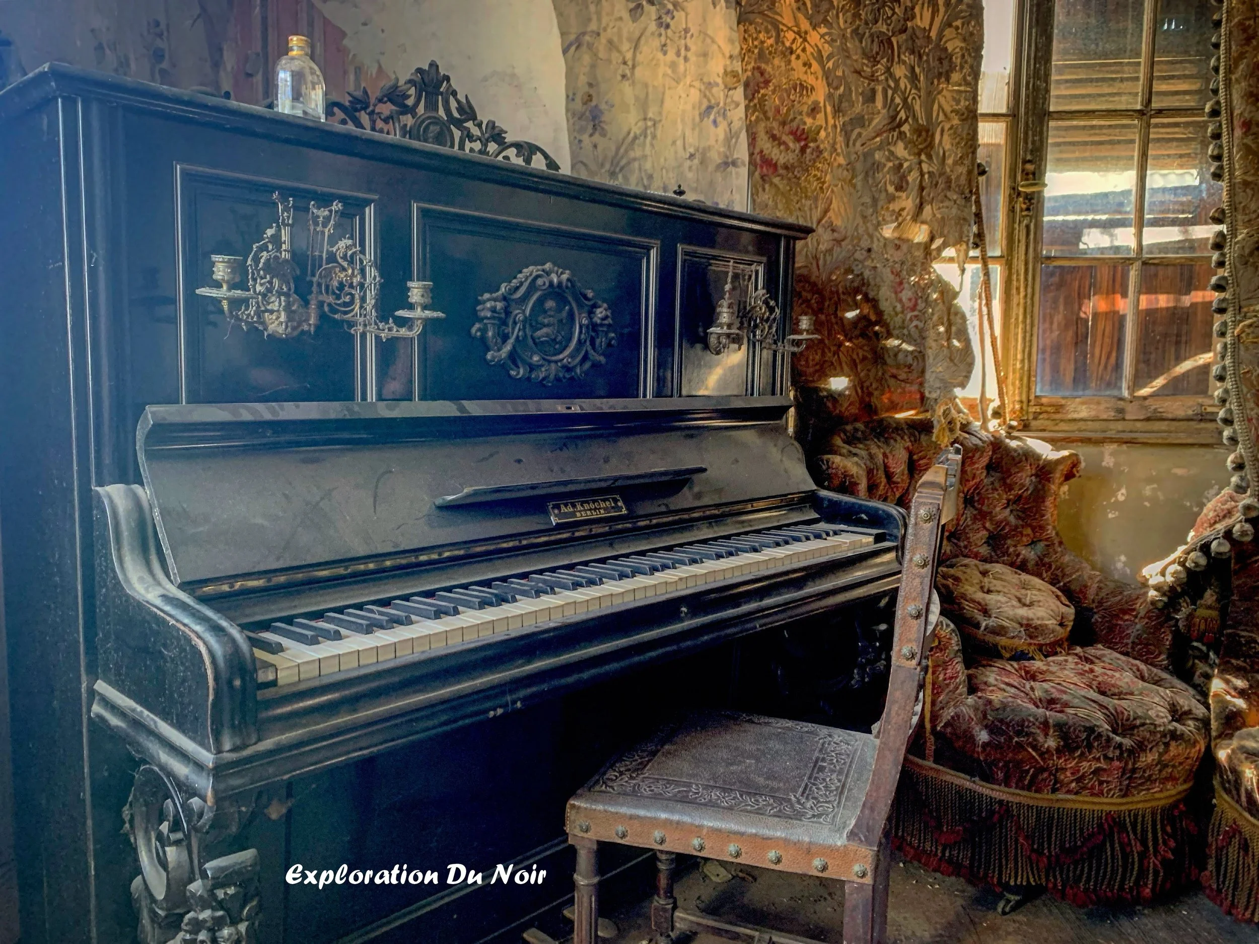 Piano noir dans une pièce ancienne au mobilier vintage