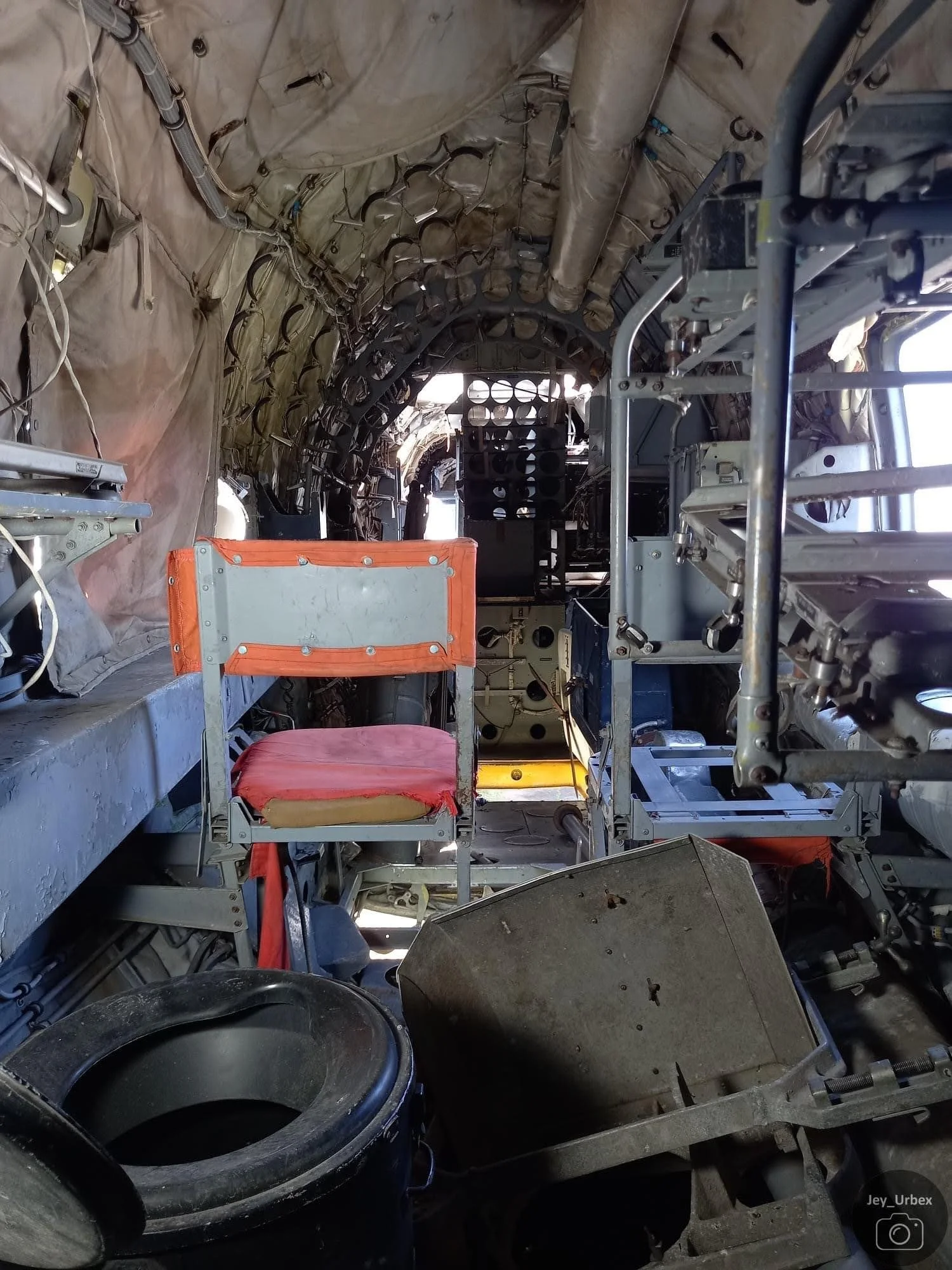 Intérieur d’un avion en maintenance avec structures métalliques