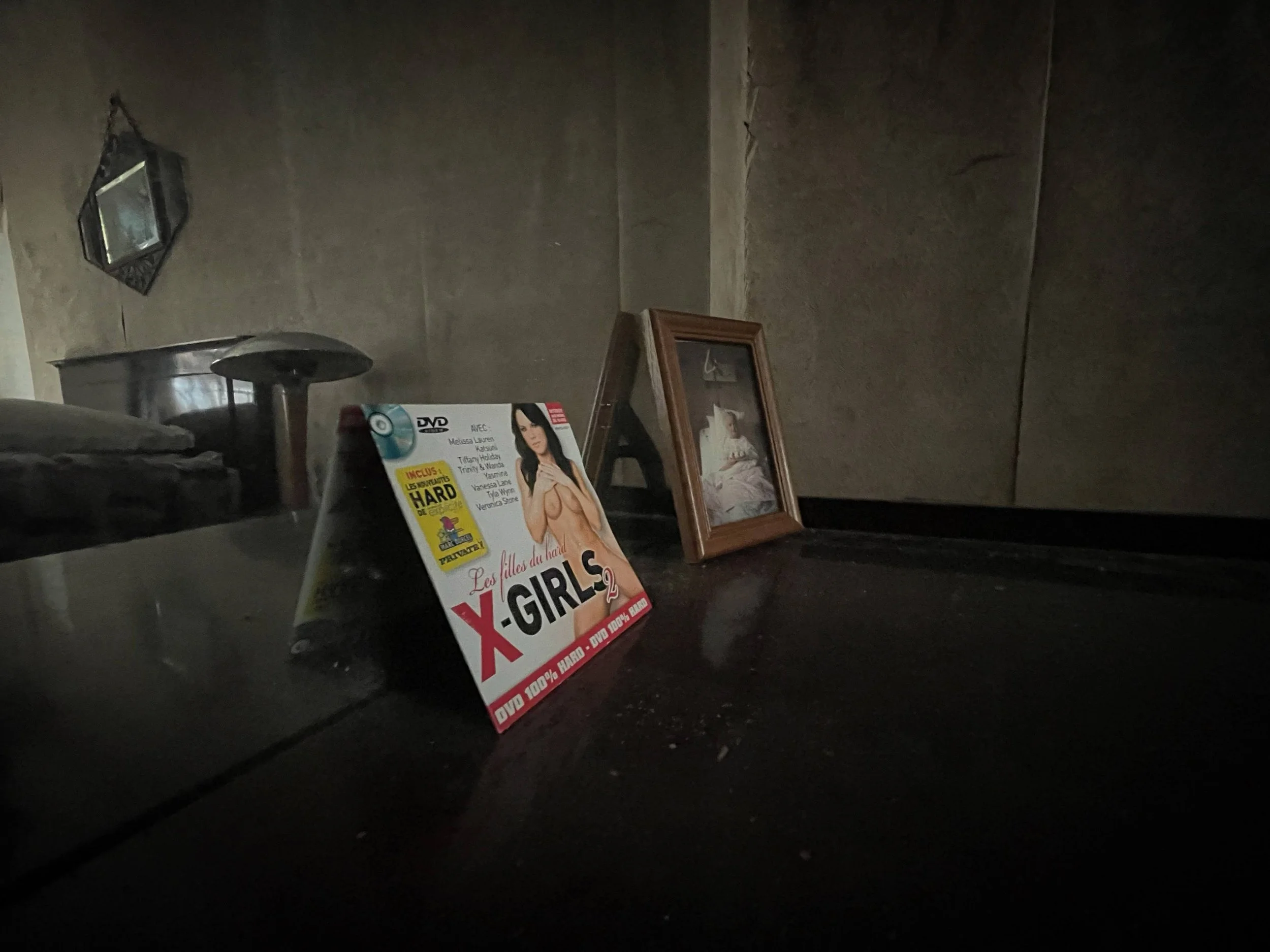Tablette avec magazine ouvert sur une photographie artistique