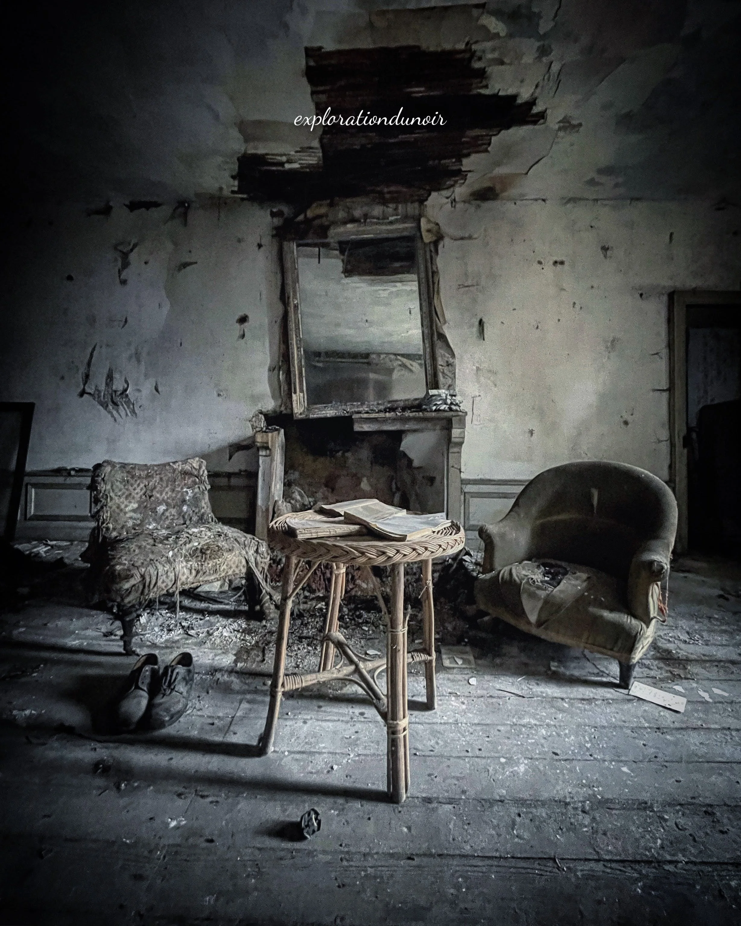 Pièce abandonnée avec table, chaises et mobilier ancien