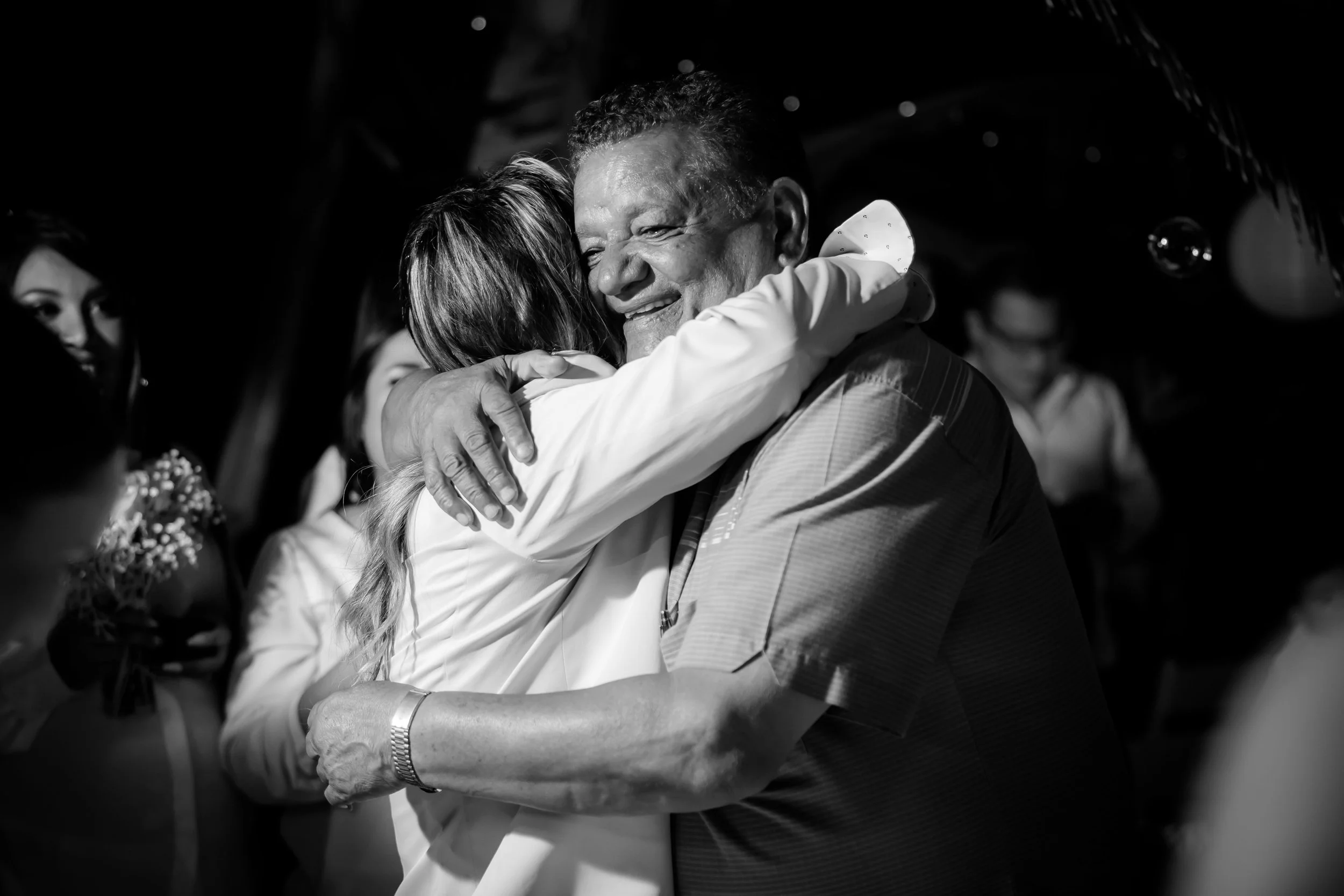 Photographie de mariage en noir et blanc, couple dansant lors d’une réception en Alsace.