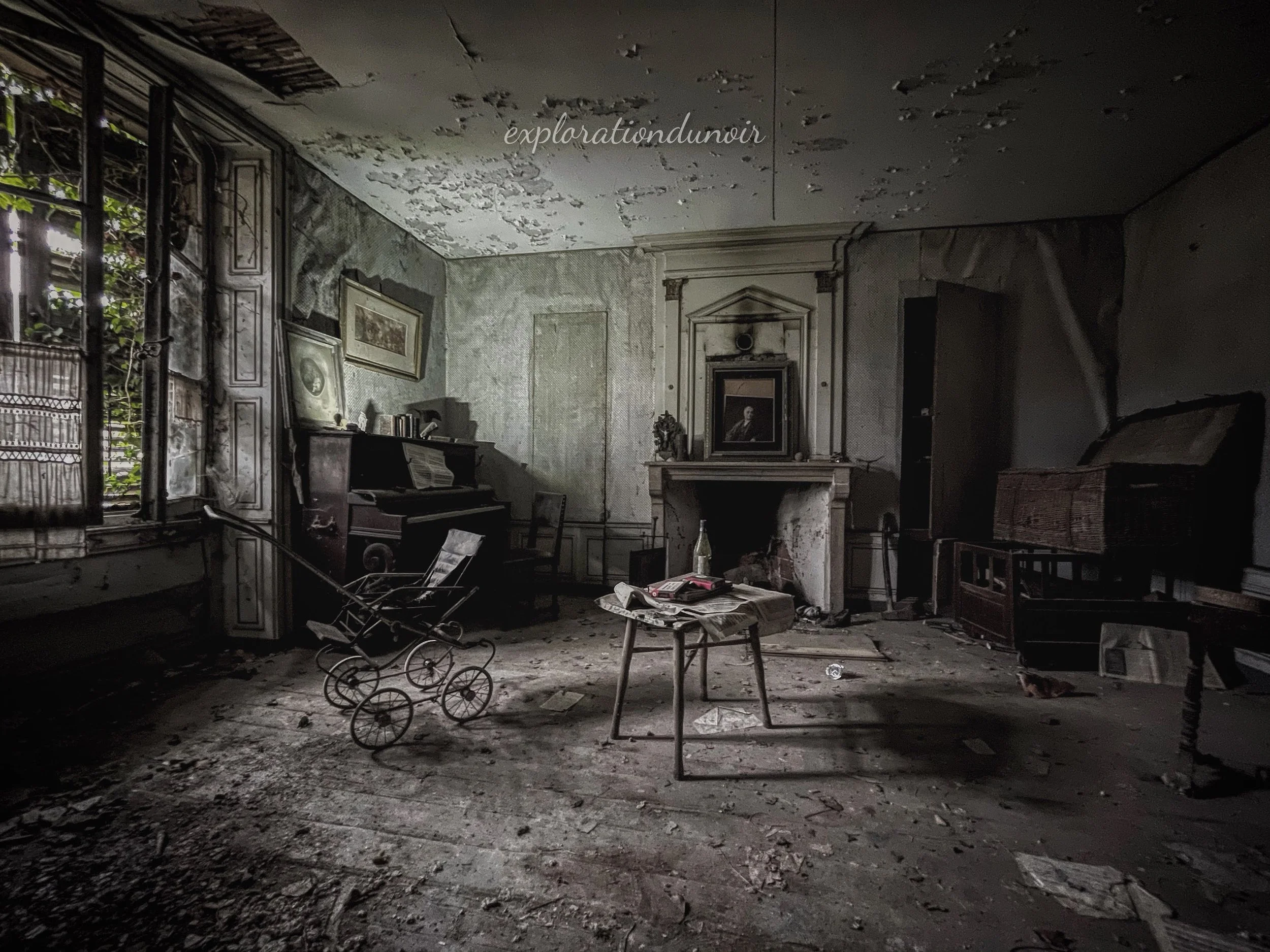 Intérieur d’une maison abandonnée avec cheminée et mobilier délabré