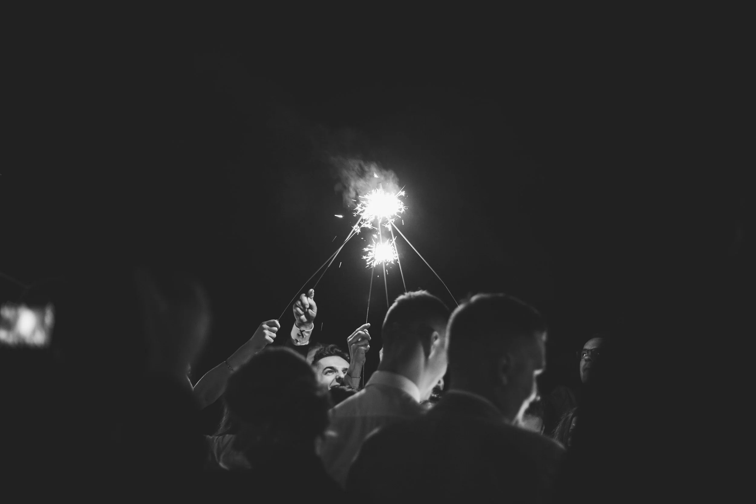 Photographie de mariage en noir et blanc, couple dansant lors d’une réception en Alsace.