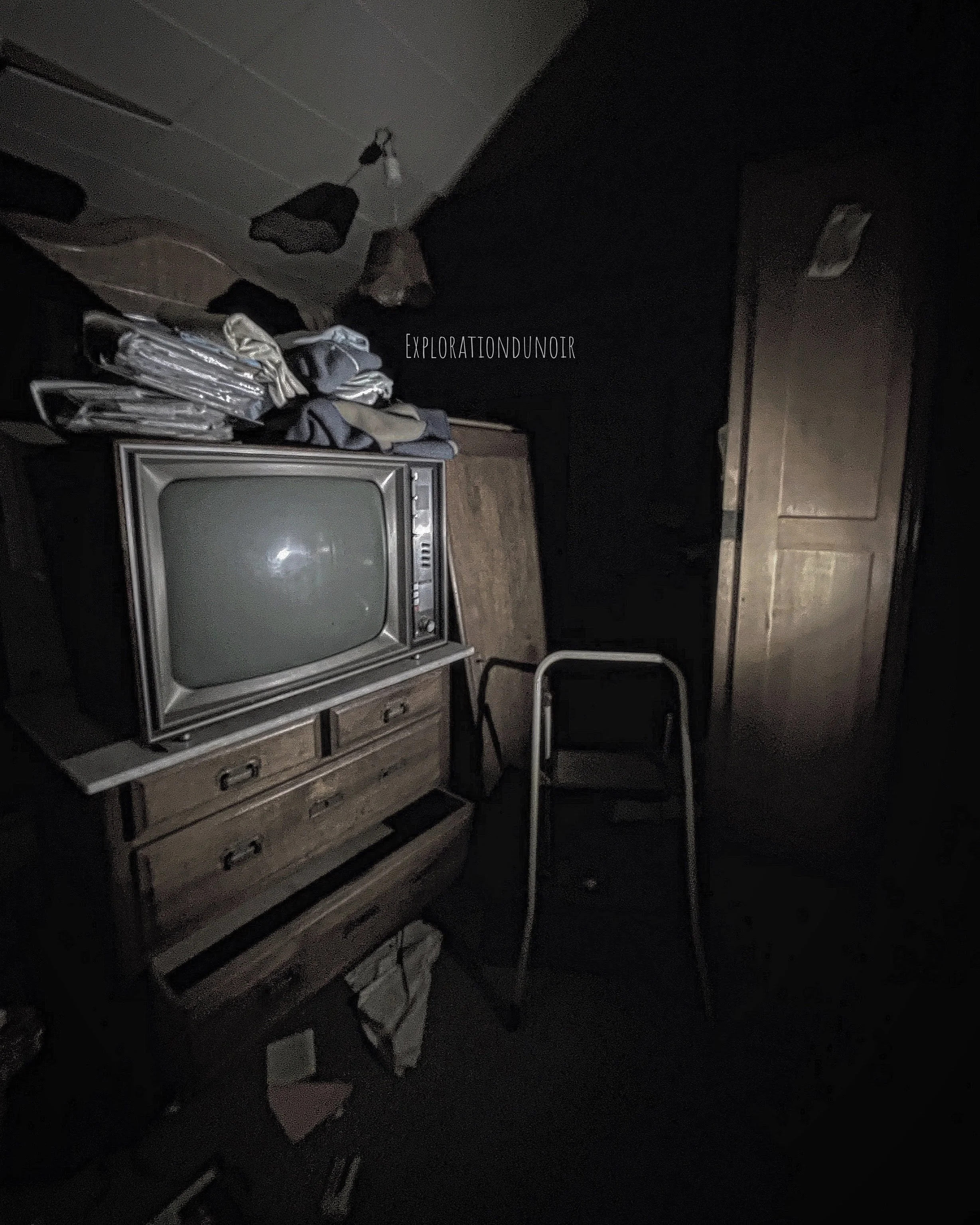 Ancienne télévision dans une pièce abandonnée