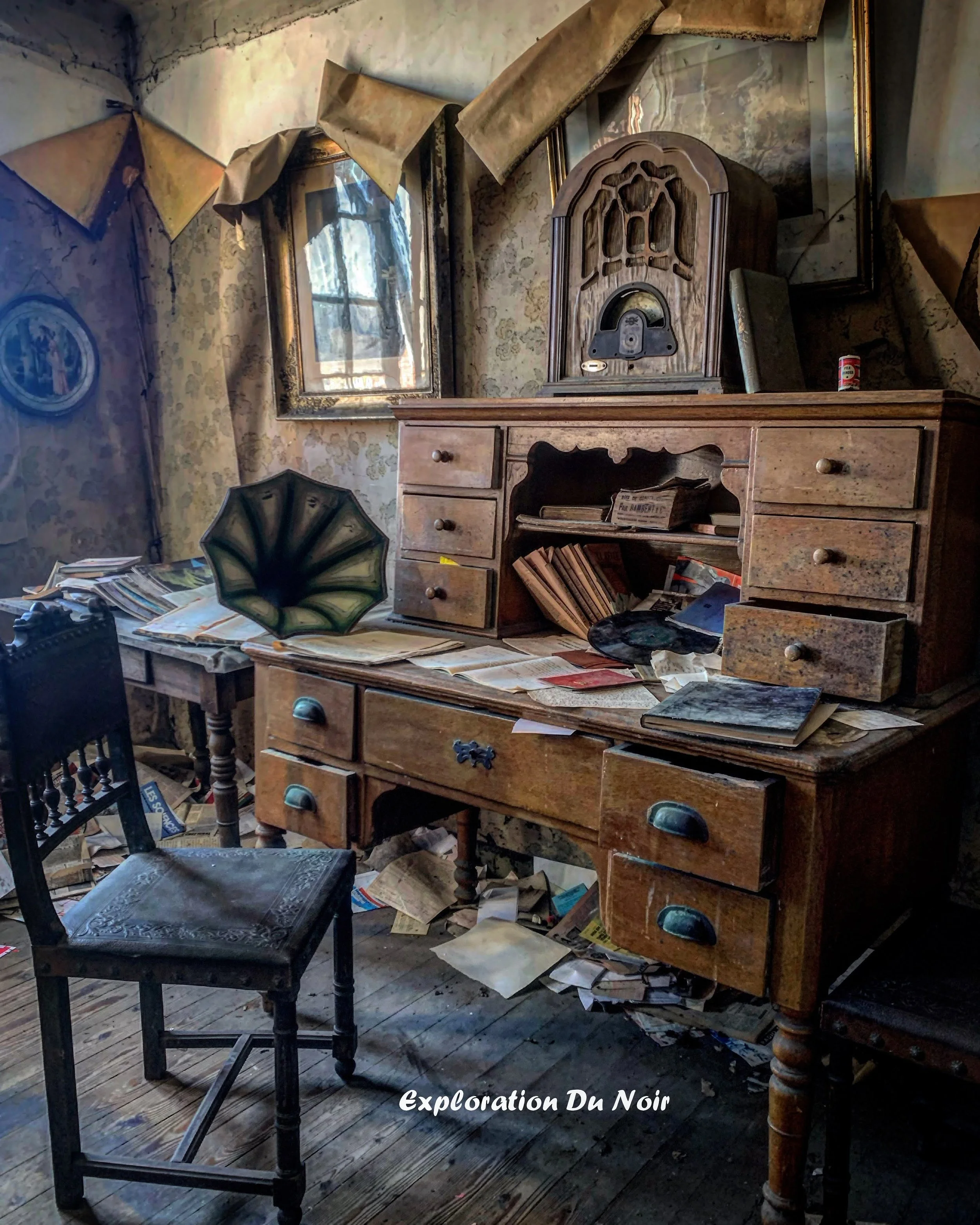 Pièce abandonnée avec radio ancienne, livres et mobilier vintage