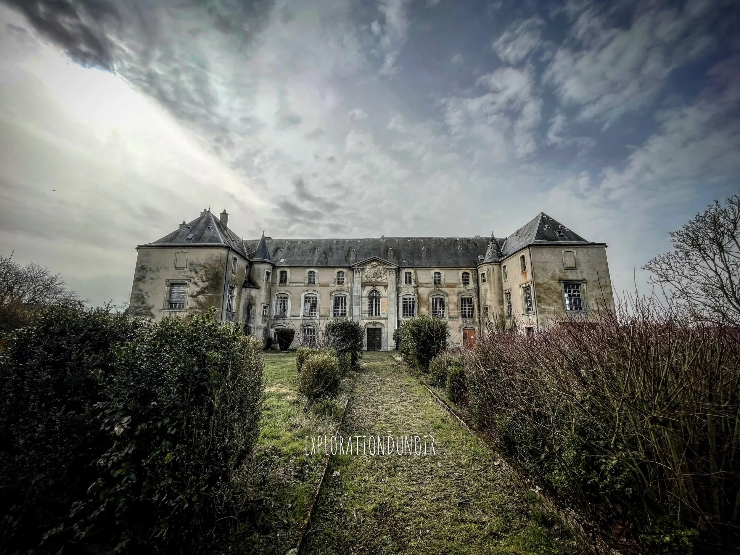 Ancien château en pierre entouré de végétation