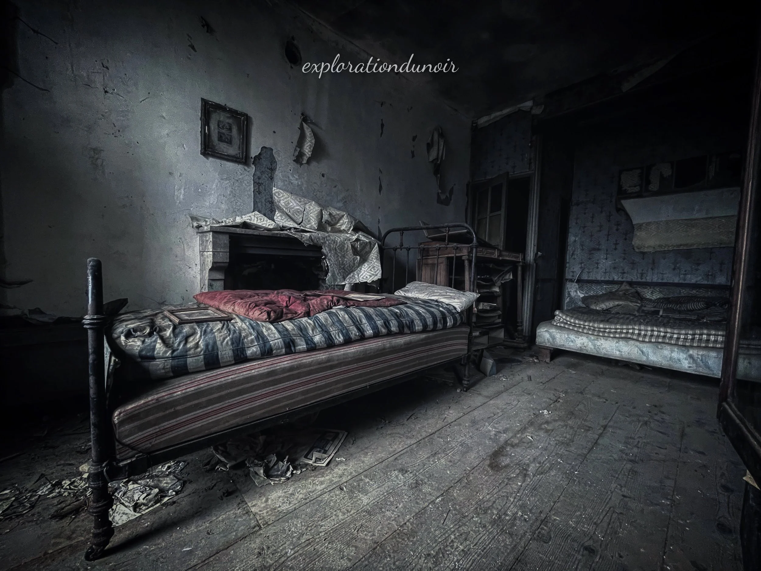 Chambre abandonnée avec lit et murs dégradés