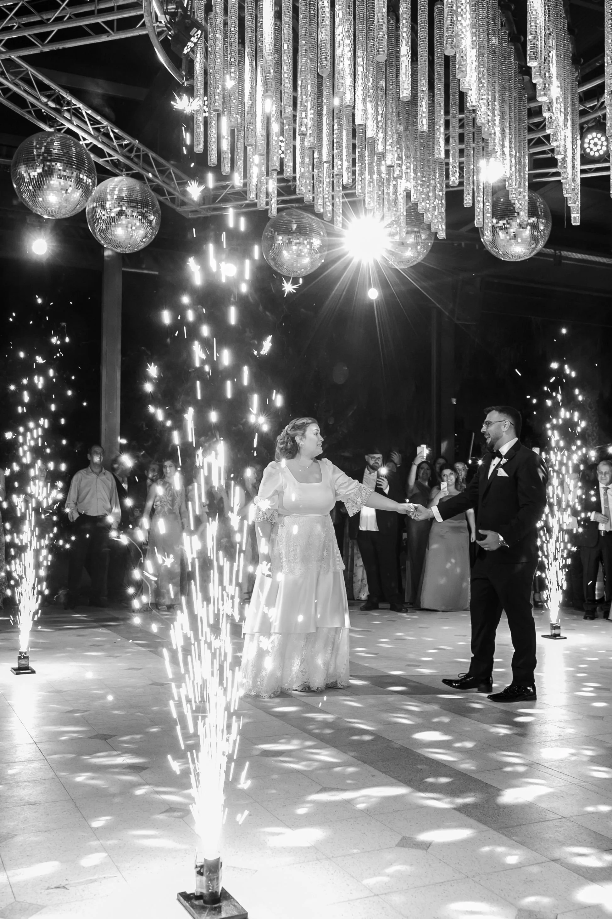 Photographie de mariage en noir et blanc, couple dansant lors d’une réception en Alsace.