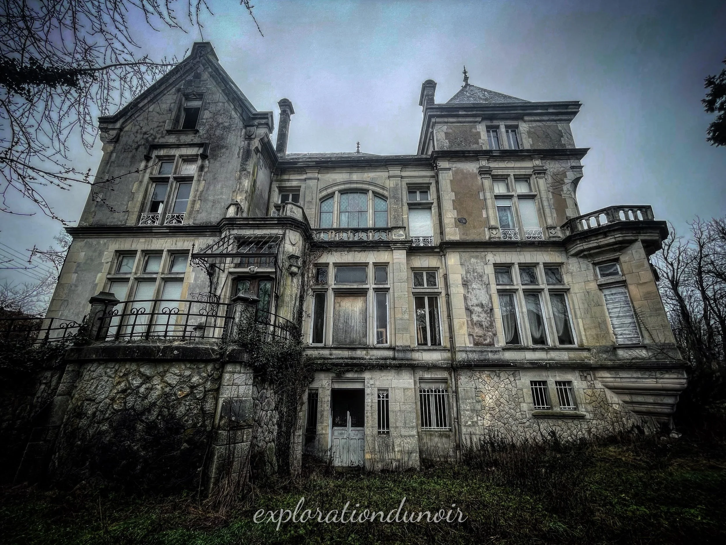 Ancienne maison en pierre avec balcons en fer forgé