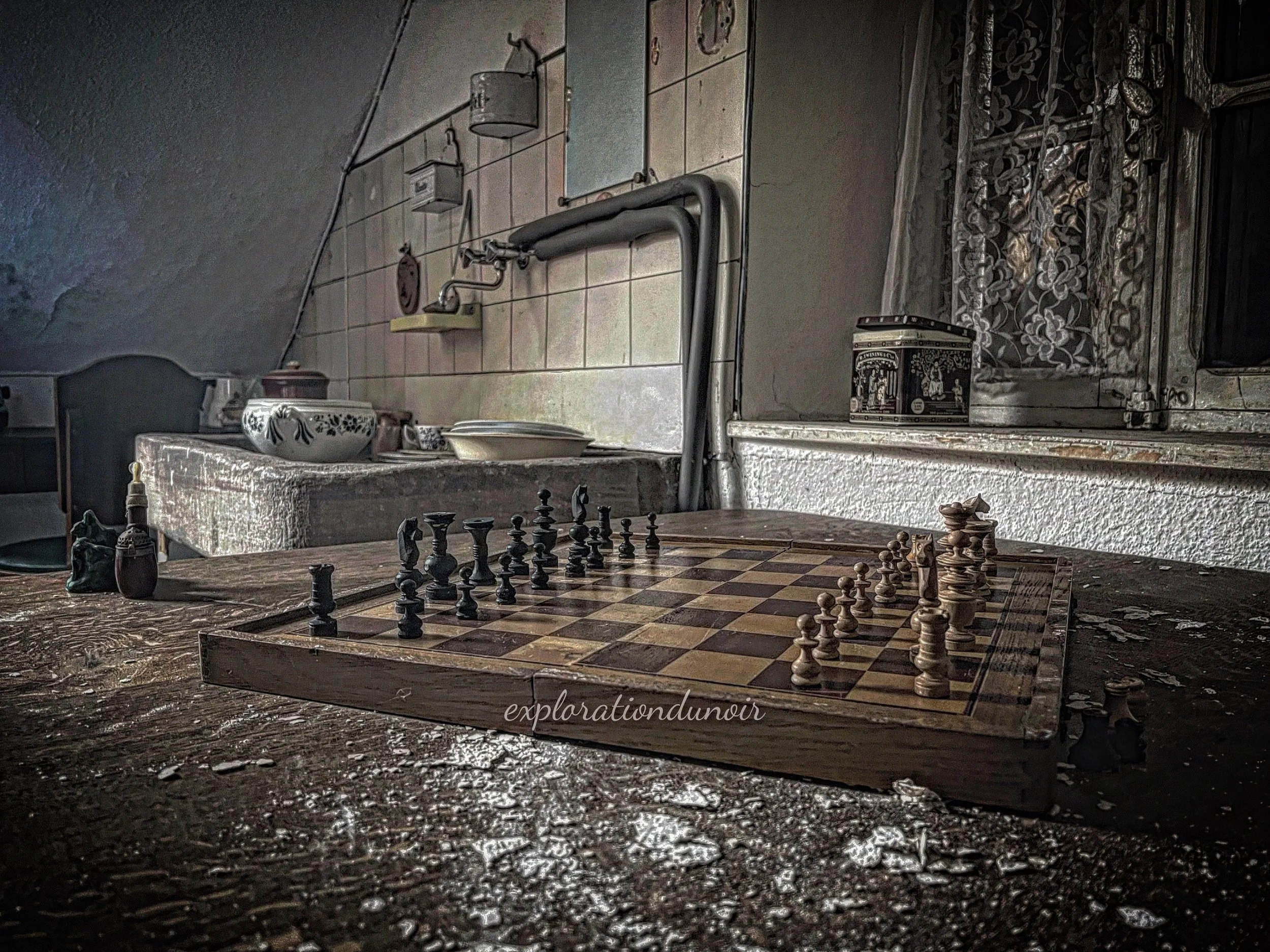 Pièce ancienne en ruine avec échiquier et mobilier vintage