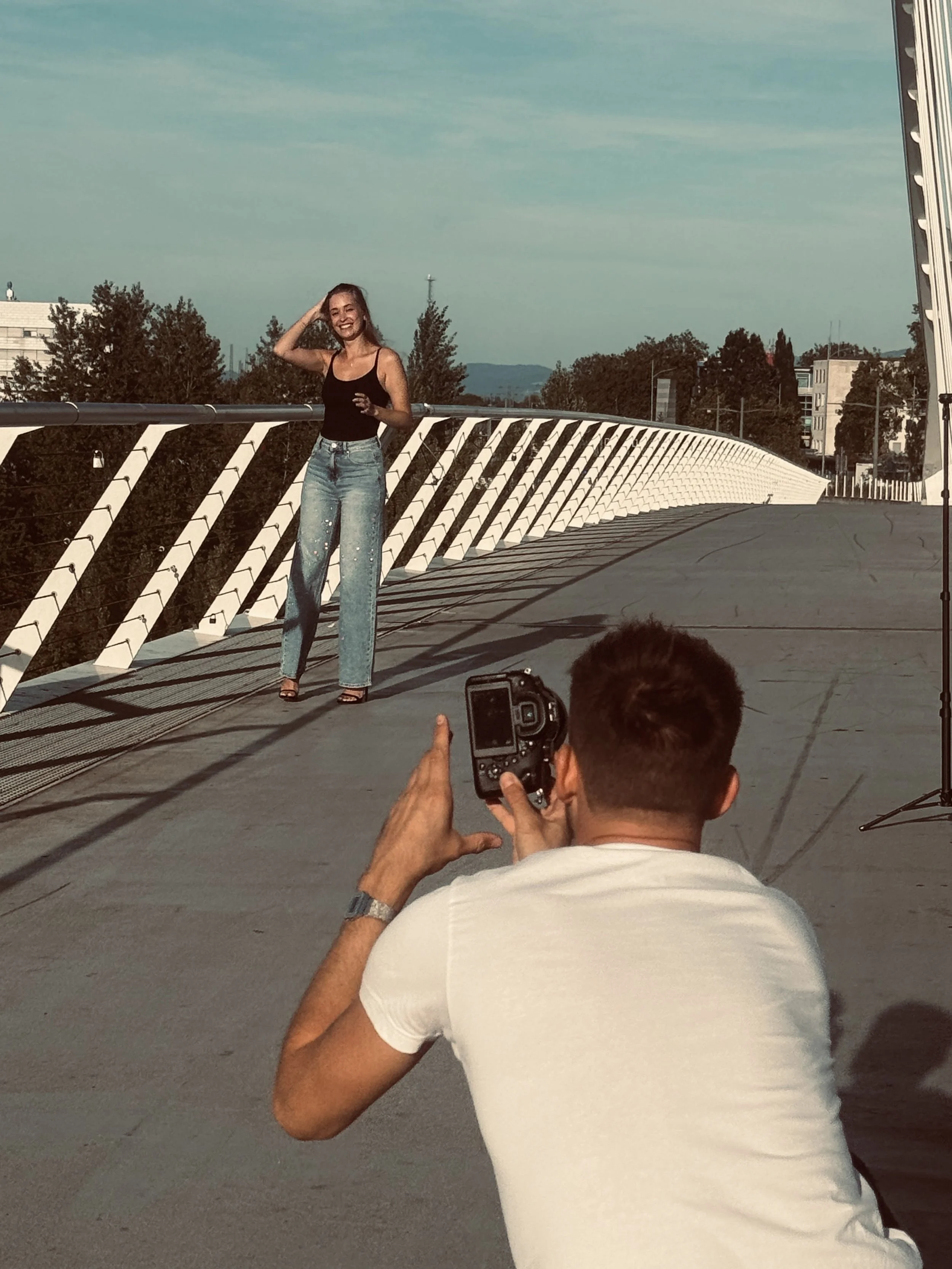 Photographe réalisant une prise de vue en extérieur 24ZRAW ANTOINE ZENNER