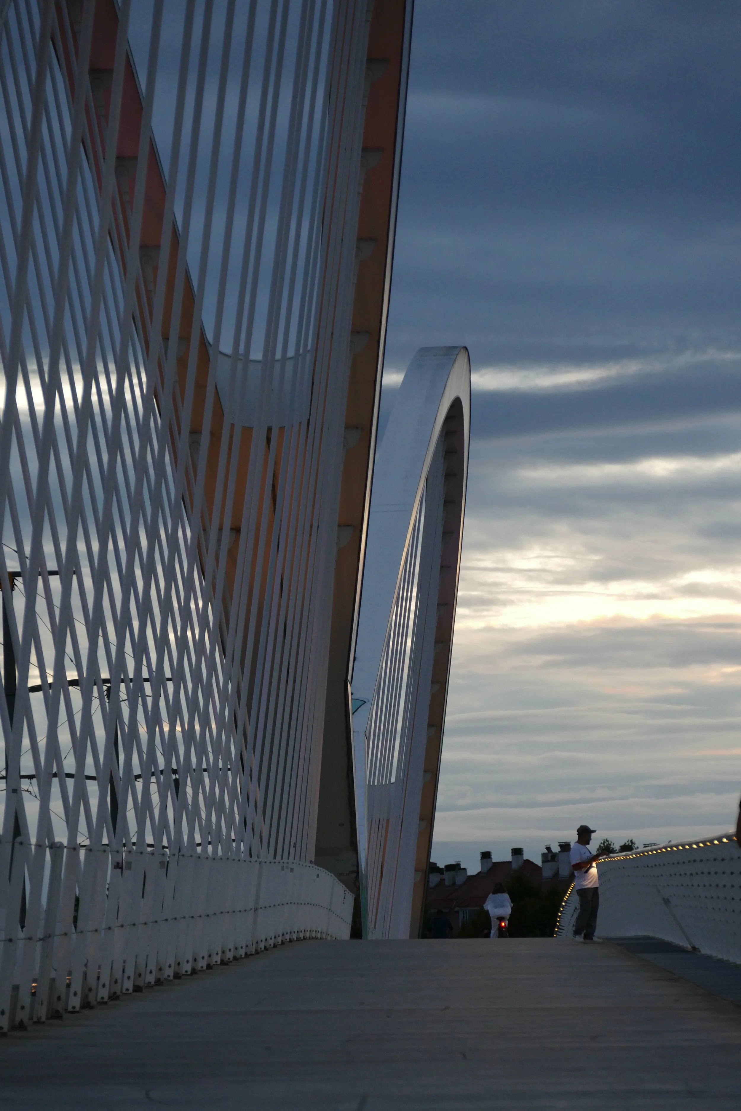 Photographie architecturale de Strasbourg au crépuscule montrant une structure métallique contemporaine aux surfaces colorées.