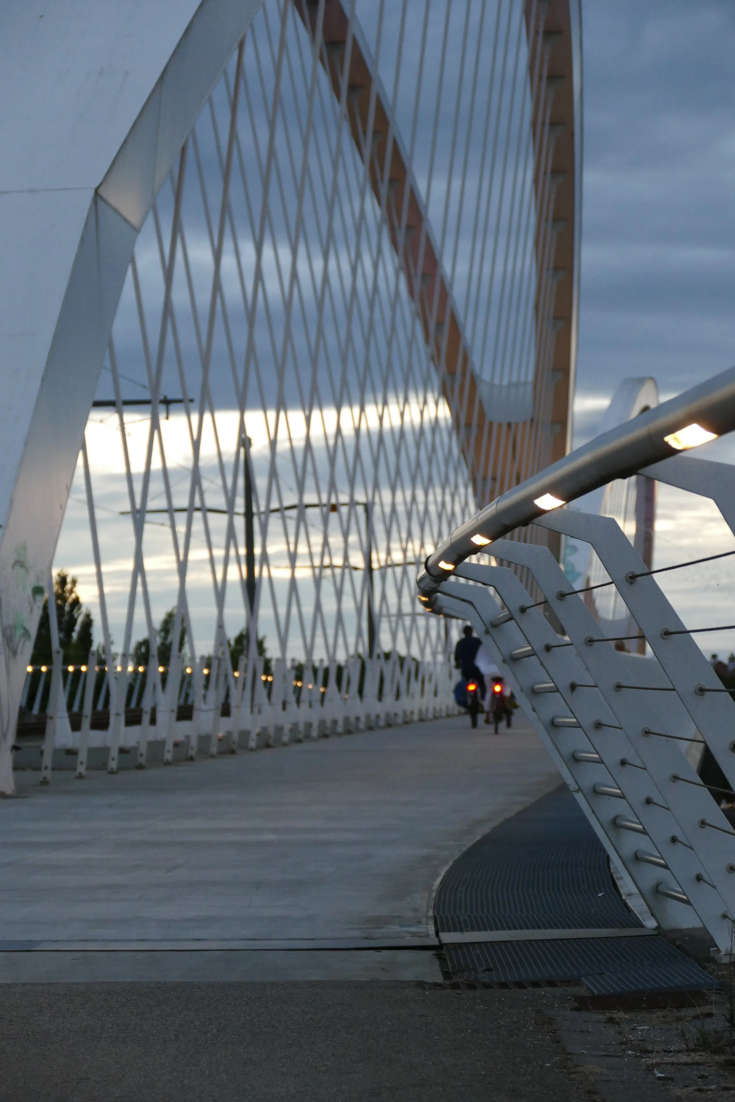 Photographie architecturale de Strasbourg au crépuscule montrant une structure métallique contemporaine aux surfaces colorées.
