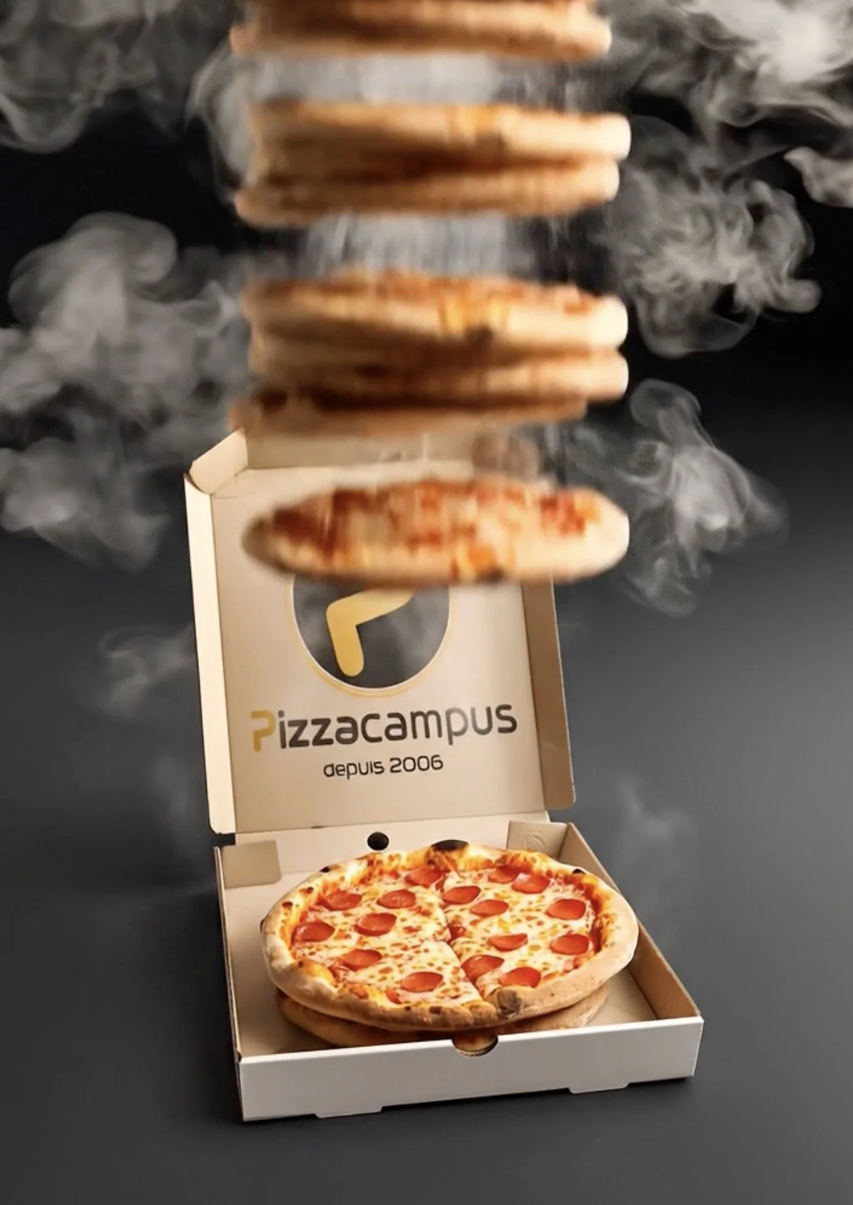 Une pizza pepperoni dans une boîte Pizzacampus, avec une assiette de pizza encore chaude, en arrière-plan une marque de pizza avec une fumée de vapeur.