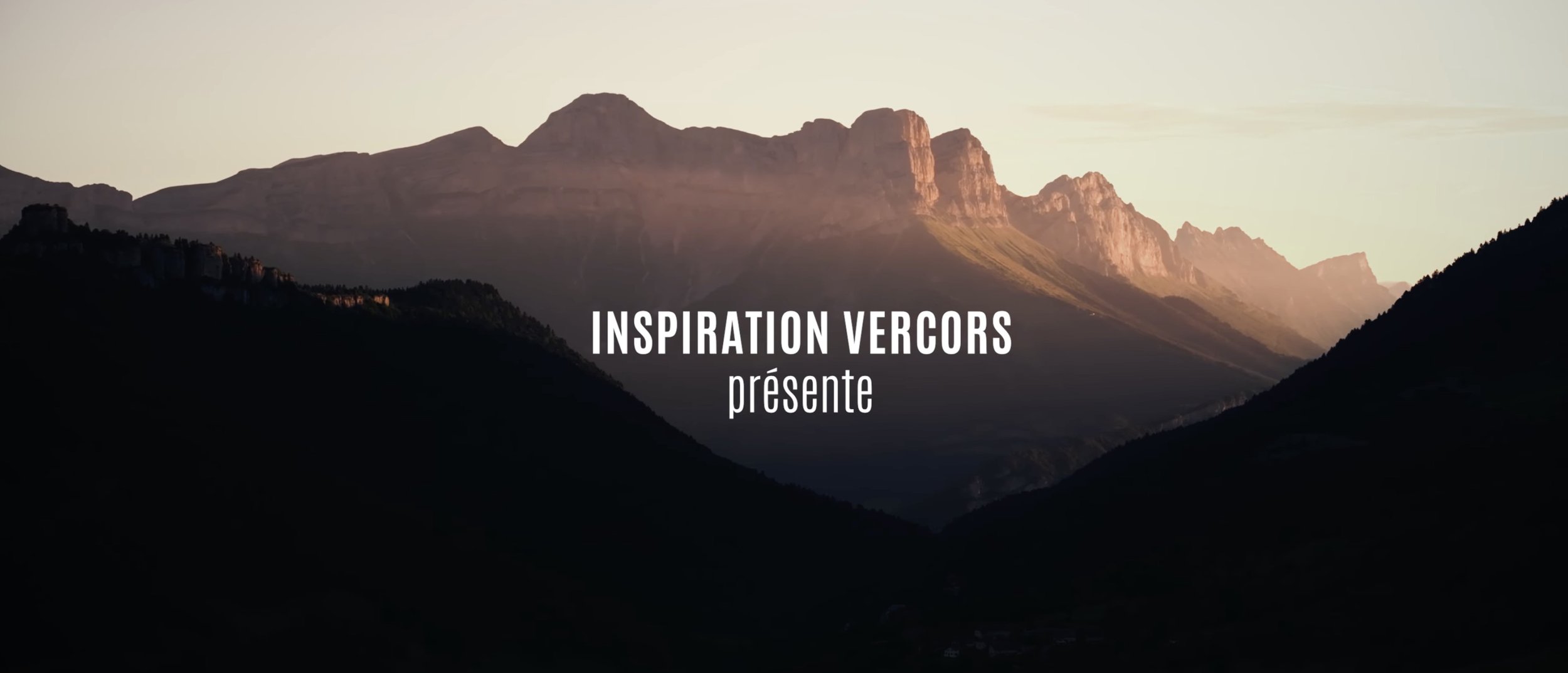Montagnes au lever ou coucher du soleil avec texte en français 'Inspiration Vercors présente'