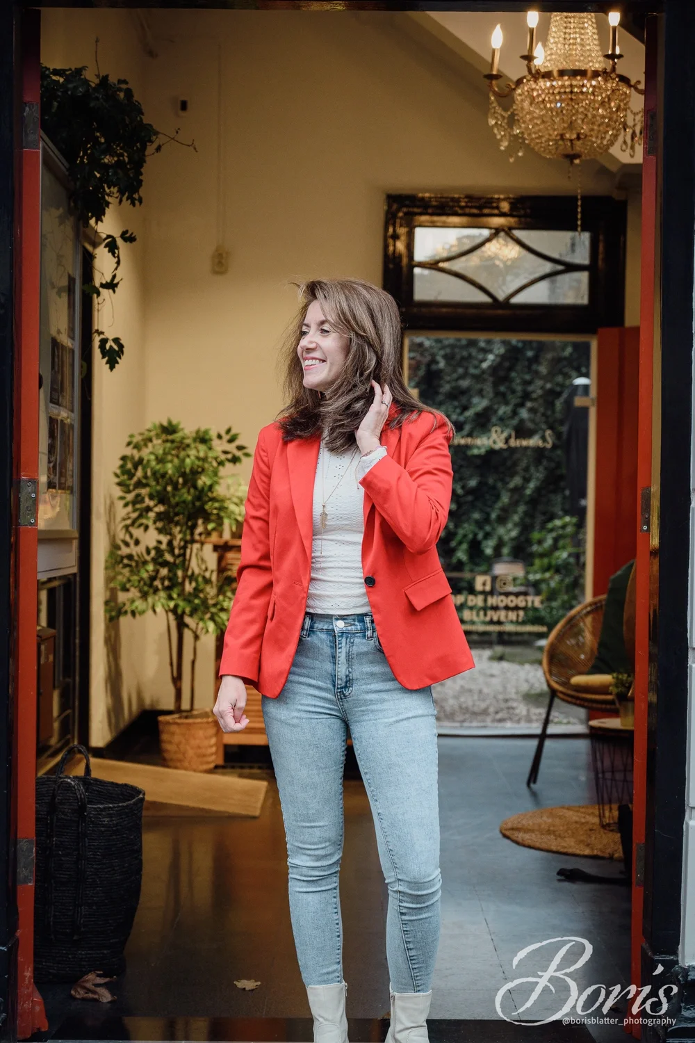 Sylvana lachend naar klanten