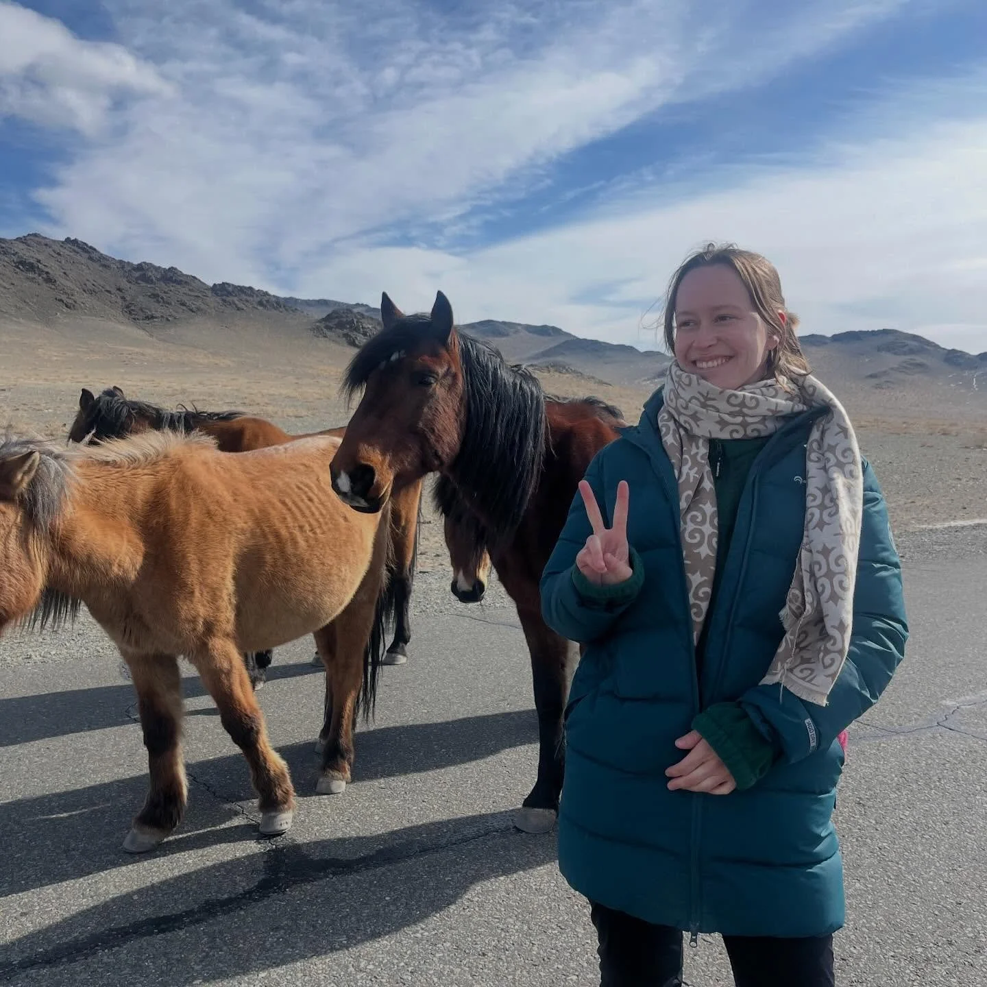 I mars var jeg s&aring; heldig &aring; f&aring; oppleve Mongolia. Jeg reiste fra Astana i Kasakhstan med buss og kom meg endelig inn i landet etter &aring; ha tilbrakt to d&oslash;gn i Russland. 

I Өлгий (&Ouml;lgii) i Mongolia m&oslash;tte jeg fami