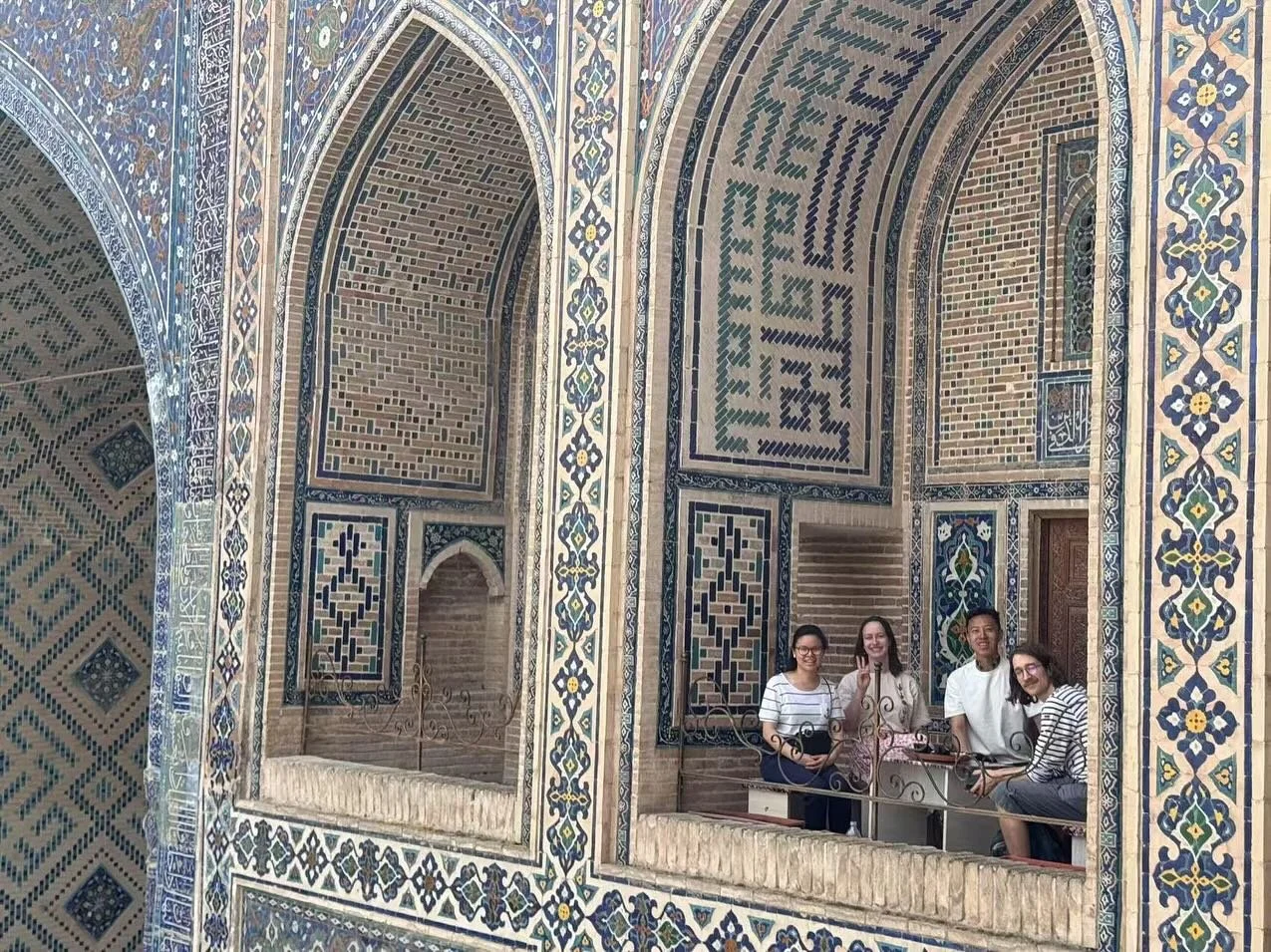 Hei fra Samarkand i Usbekistan! Utrolig fine bygg. Varmt. God plov. Hyggelige folk fra hostell🇨🇳🇫🇷. Lange bein. 

Takk til Ping for bildan. Neste gang skal i huske &aring; ta med mobil til serverdigheter 🤓 📸