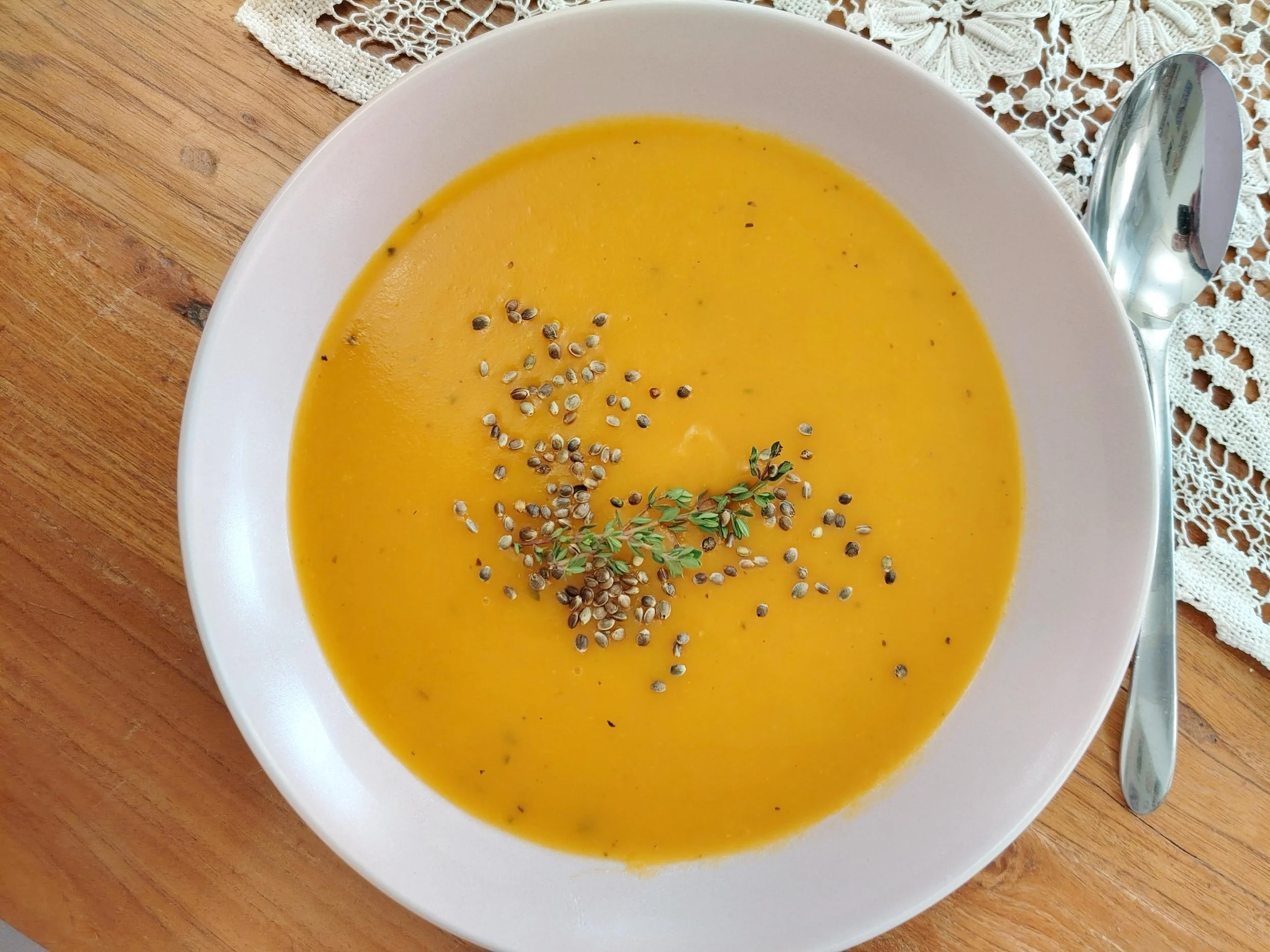 T&auml;n&auml;&auml;n perjantaina lounaskeittona tarjoillaan herkullista marokkolaista kurpitsakeittoa (L,Ve)! 🧡

Keiton lis&auml;ksi listalta l&ouml;ytyy salaatteja, bowleja ja hummusta, ja tietenkin valikoima suolaisia ja makeita piirakoita, muita