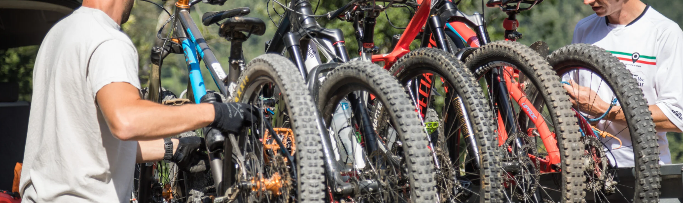 Due persone che preparano biciclette da montagna.