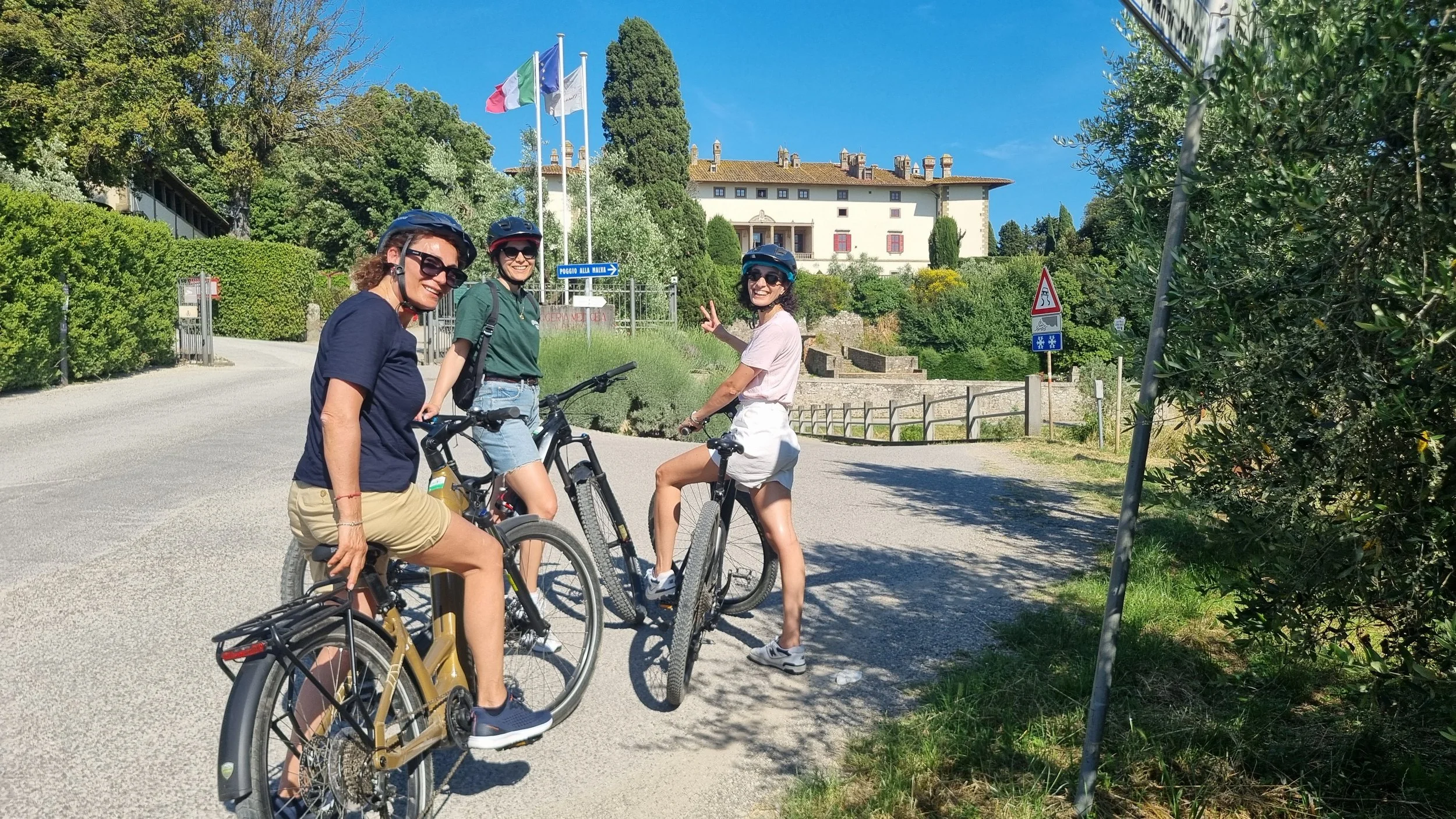 Tour guidato in e-bike ad Artimino  Vinci San Miniato organizzato da Montalbano Bike Empoli nel borgo di Artimino. Sullo sfondo, la villa medicea La Ferdinanda di Artimino della famiglia Medici