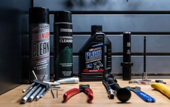 Vari prodotti per la manutenzione e la riparazione di biciclette, tra cui spray, detergente, lubrificante, strumenti e accessori
