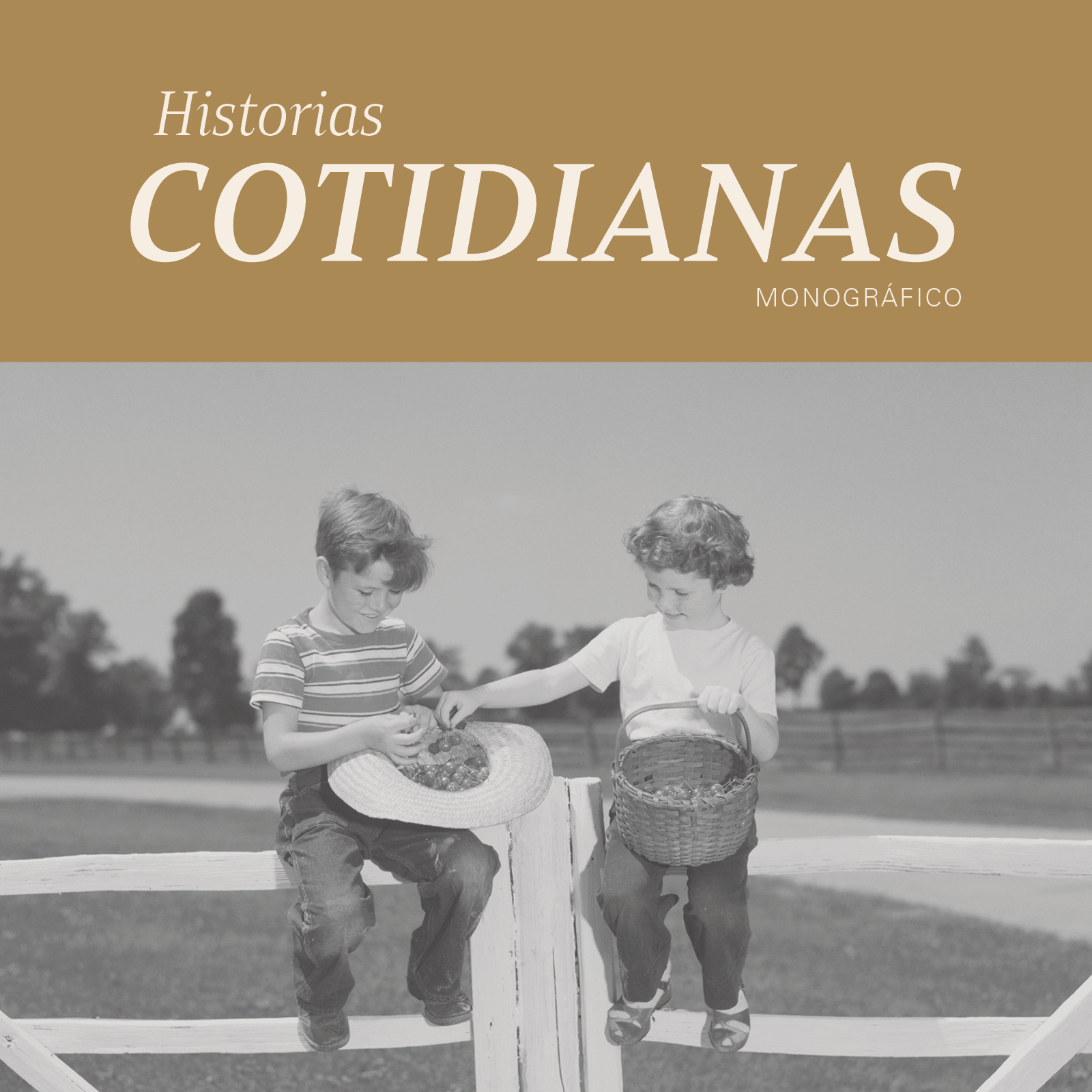 Dos niños niños con pantalones y camisetas de manga larga, uno con rayas, el otro en blanco, comparten mientras juegan en un campo al aire libre con cestas de frutas.