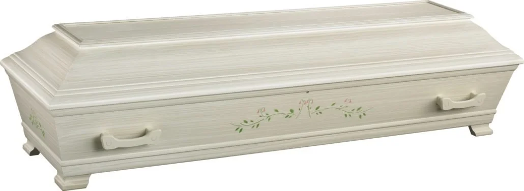 En hvit kiste med blomster dekorasjon og håndtak, stående på små føtter.