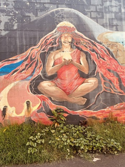 Farbenfrohes Street-Art-Wandbild der hawaiianischen Vulkangöttin Pele