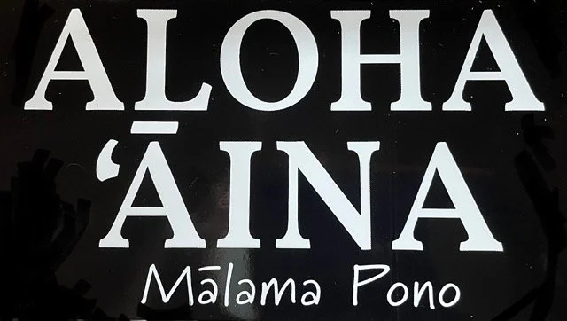 Hawaiianische Weisheit als Schriftzug: Aloha ʻĀina und Mālama Pono