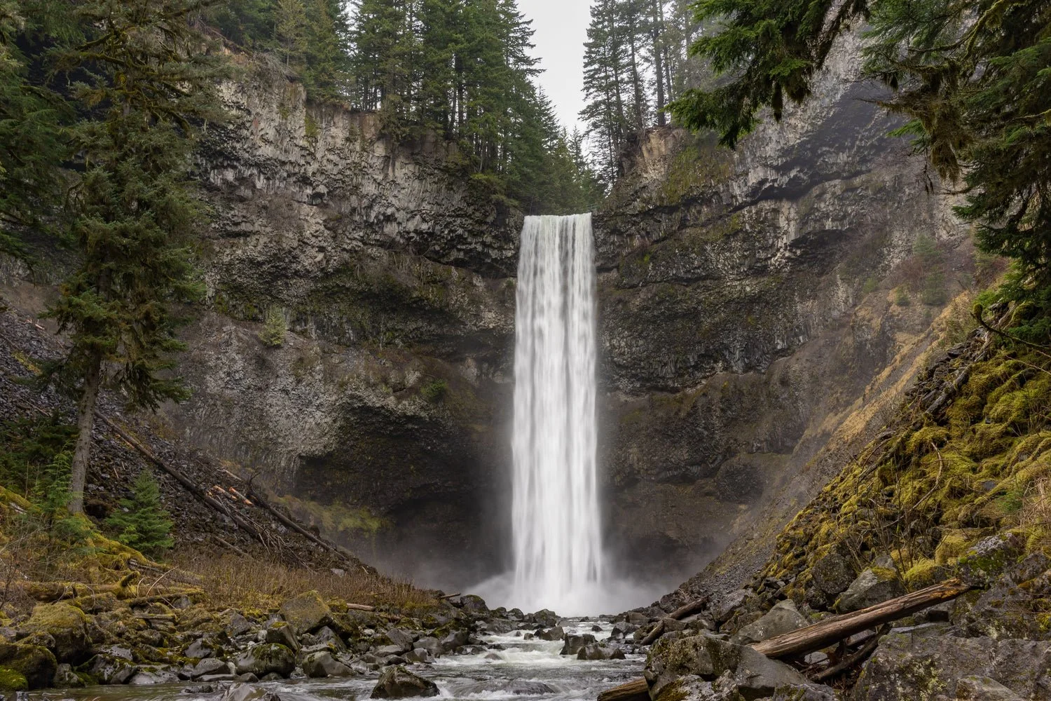 Wasserfall, der sanft über eine Felswand fließt.