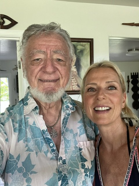 Kaja lächelnd neben Serge Kahili King in seinem Zuhause auf Hawaii