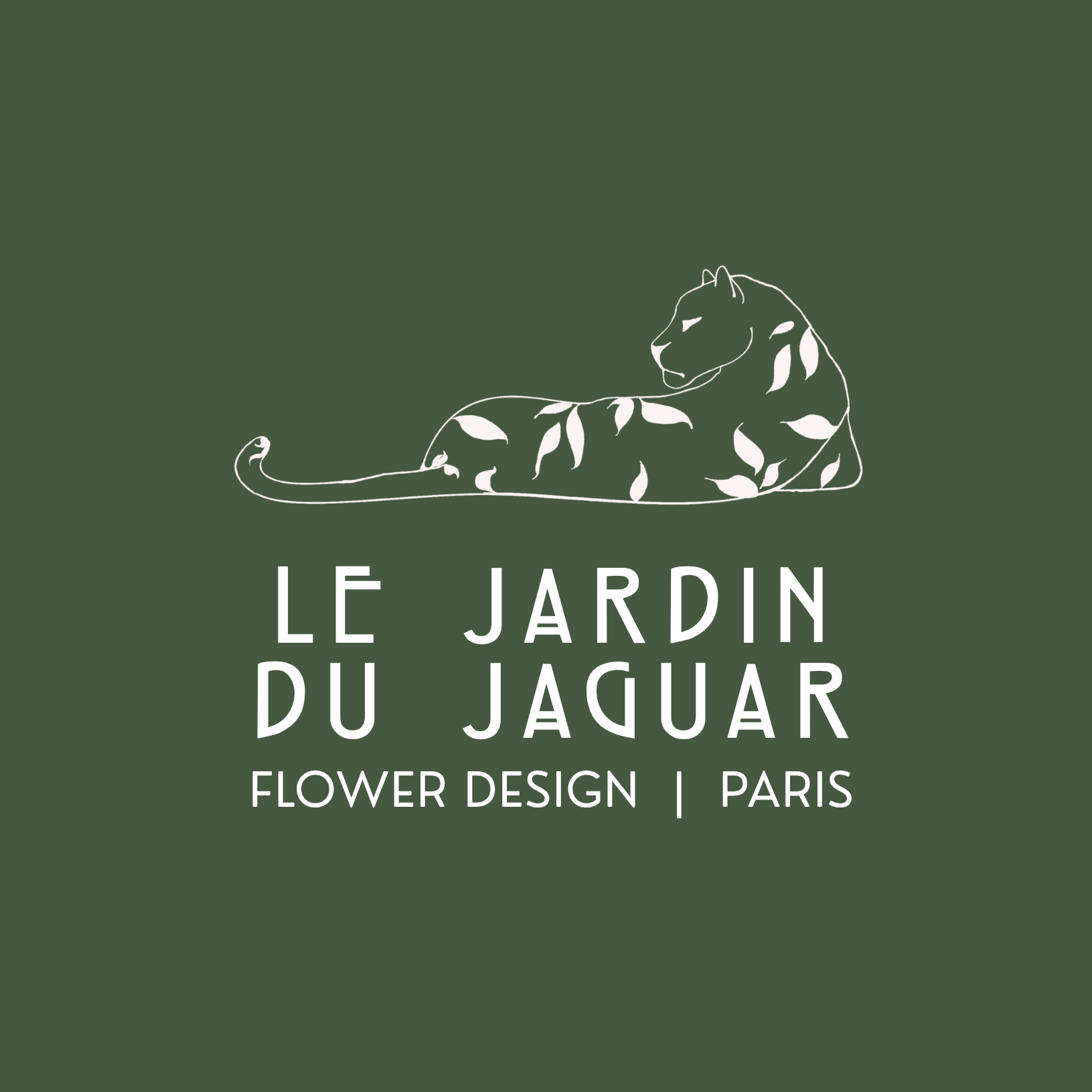 Une illustration minimaliste d'un jaguar stylisé, combinant des éléments de nature avec un motif de feuilles, accompagnée du texte 'Le Jardin du Jaguar, Flower Design, Paris' sur un fond vert olive.