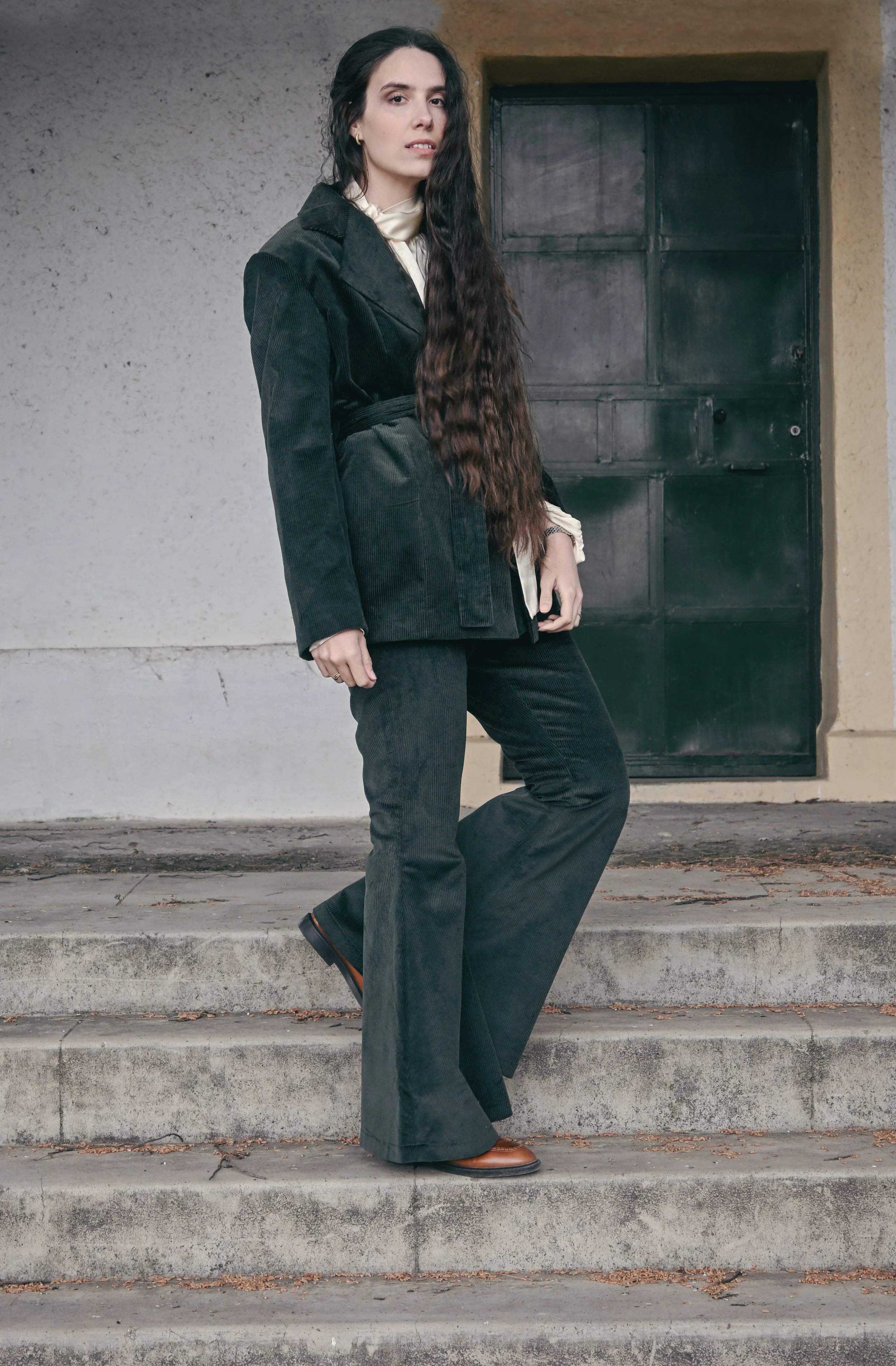 traje verde escaleras.jpg