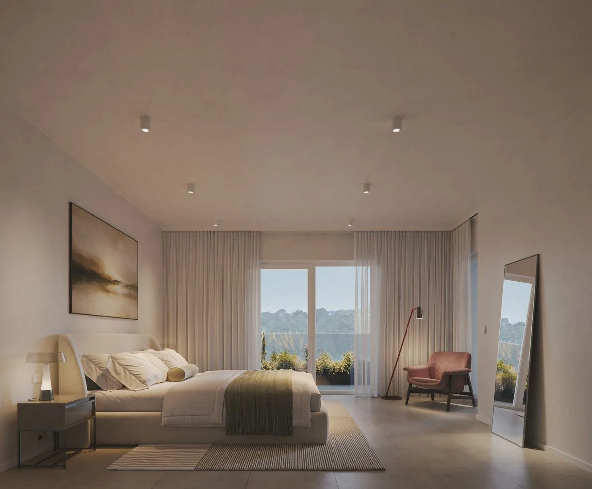 Camera da letto moderna con letto bianco, vista sul balcone con paesaggio naturale, poltrona rosa, grande specchio a terra, tendaggi bianchi.