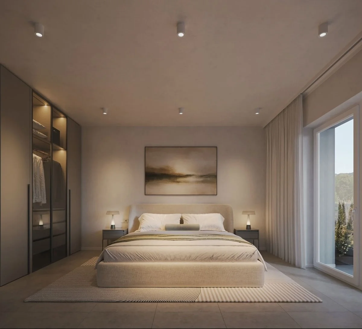 Camera da letto con letto matrimoniale, due lampade ai lati, quadro astratto sopra il letto, armadio con ante in vetro, finestre con tende bianche e vista sul giardino esterno