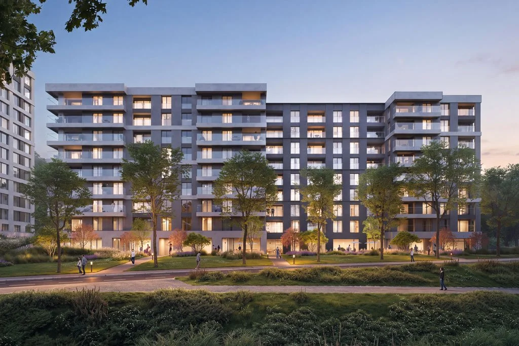 Immagine di un complesso residenziale moderno con diversi piani, ampi balconi e grandi finestre, circondato da un'area verde con alberi e persone che passeggiano.