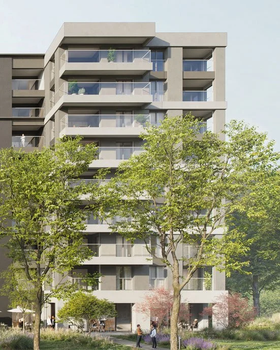 Edificio residenziale moderno con balconi e grandi finestre, circondato da alberi e piante nel verde