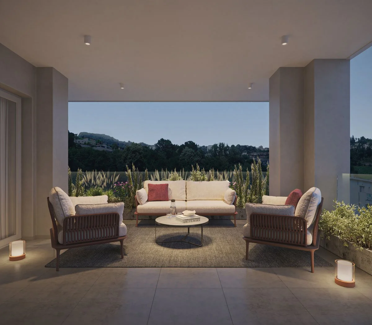 Veranda con divani e poltrone beige, tavolino rotondo con bottiglia e ciotola, piante e vista panoramica sul verde e il cielo sereno.