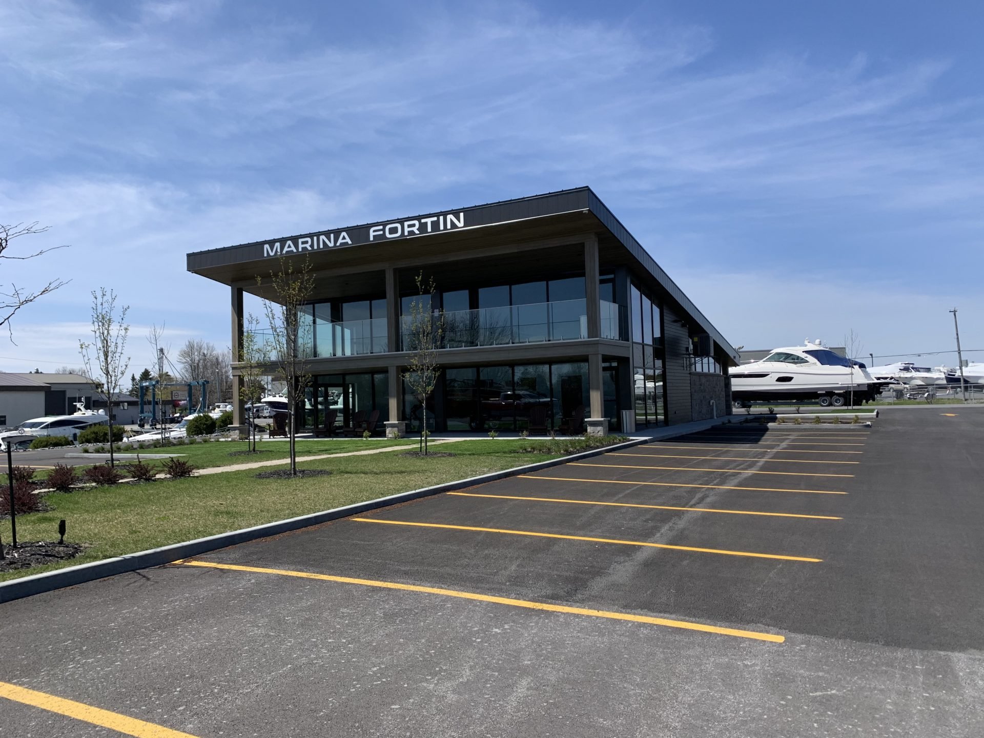 Marina Fortin, entreprise spécialisée dans le domaine nautique, offrant des services de vente, d’entretien, de mécanique et d’entreposage de bateaux.