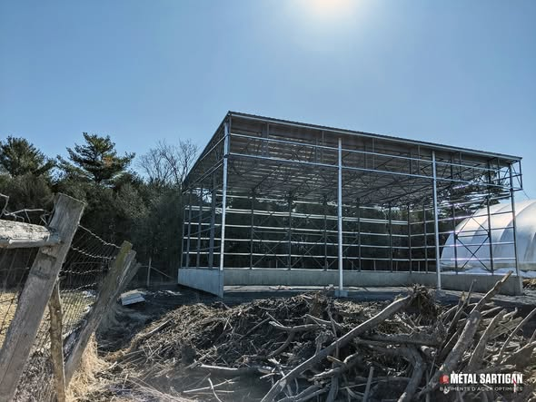 Parc Safari, structure d'un nouvel abri à foin pour les animaux du Parc Safari.
