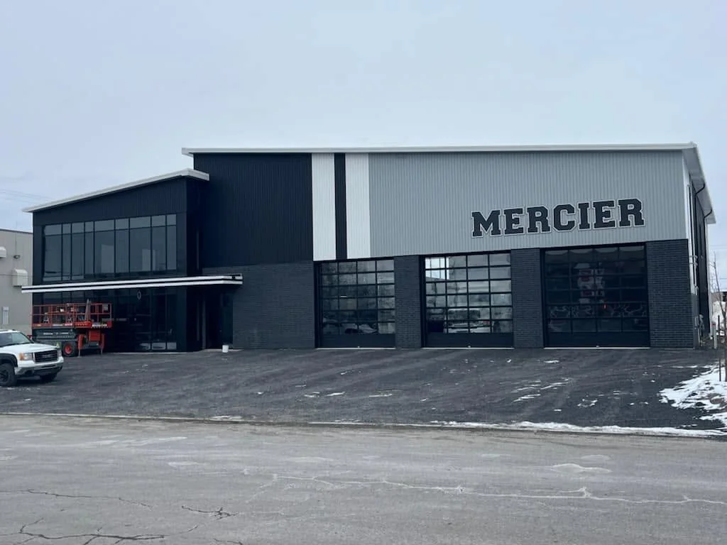 Mercier Racing, une écurie québécoise de course d’accélération. Évoluant dans la catégorie Top Fuel, l’équipe représente avec passion et détermination le Québec sur les circuits nord-américains. Une belle façon pour nous de contribuer au rayonnement 