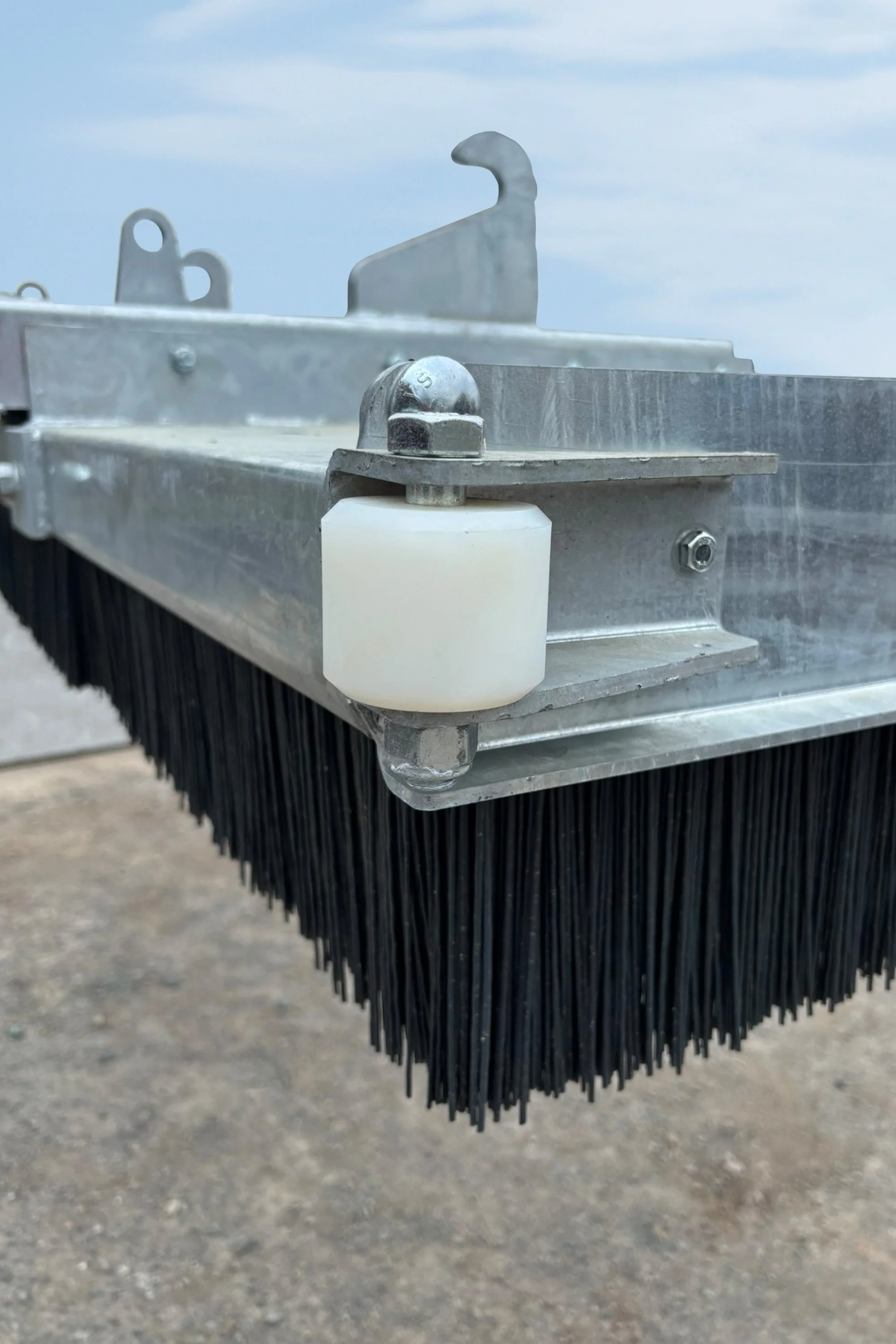 detail_sweeper_and_cleaner_push_broom_scp_1500_manitou_004.jpg