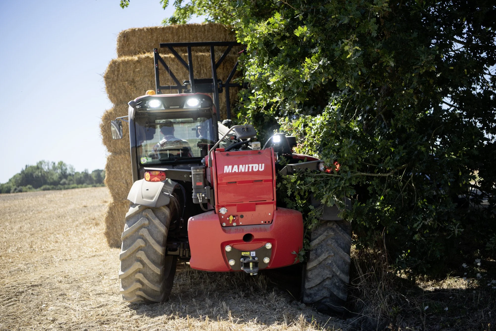 application_agriculture_telehandler_mlt_1041_manitou_005.jpg
