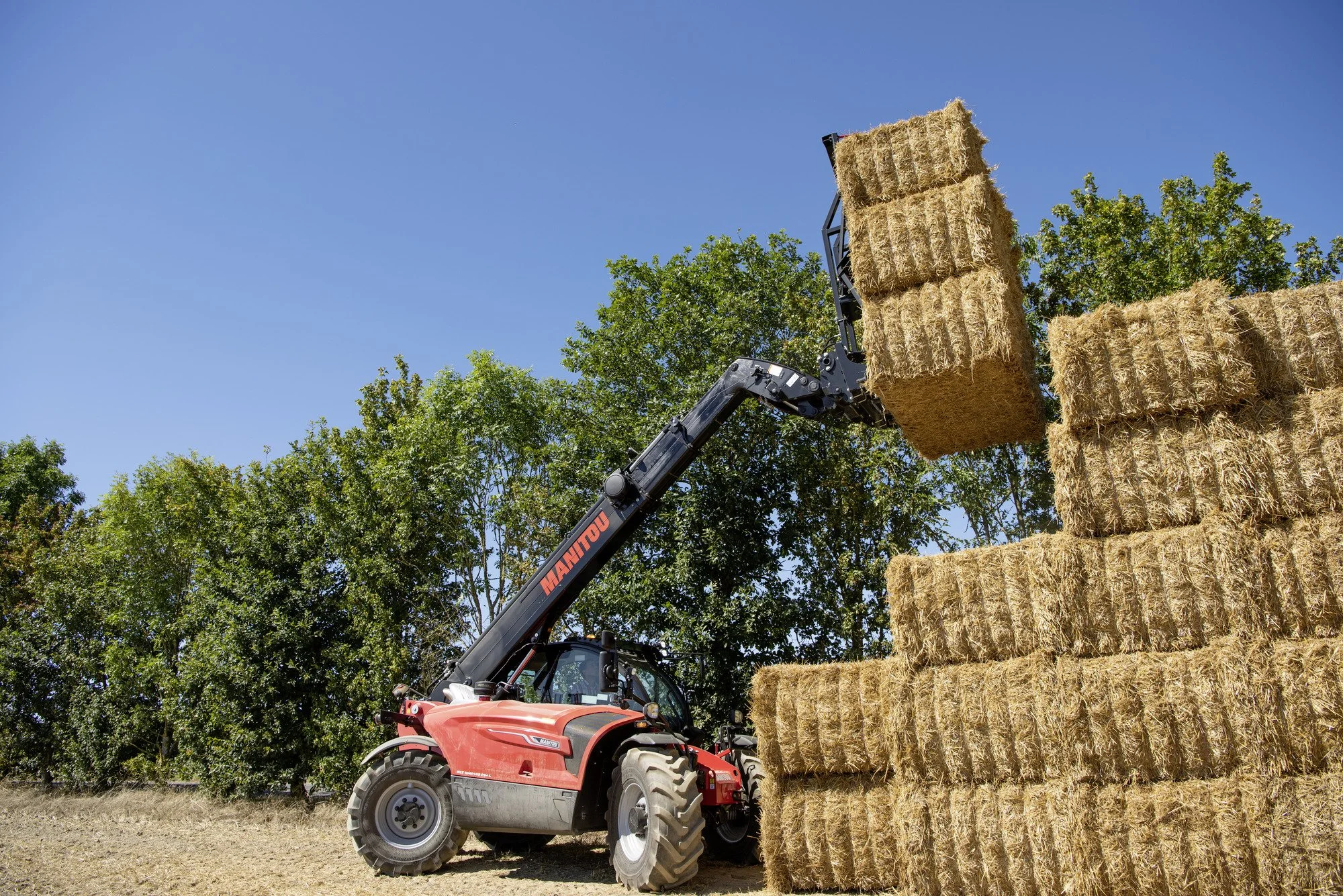 application_agriculture_telehandler_mlt_841_manitou_009.jpg